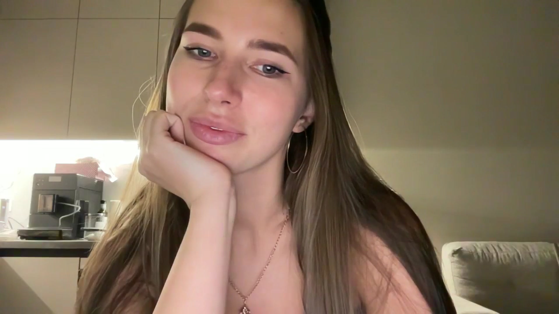 Gallery image thumbnail from kissfreeze's myfreecams stream on, 10/01/2025, 22:28 image 12 of 20