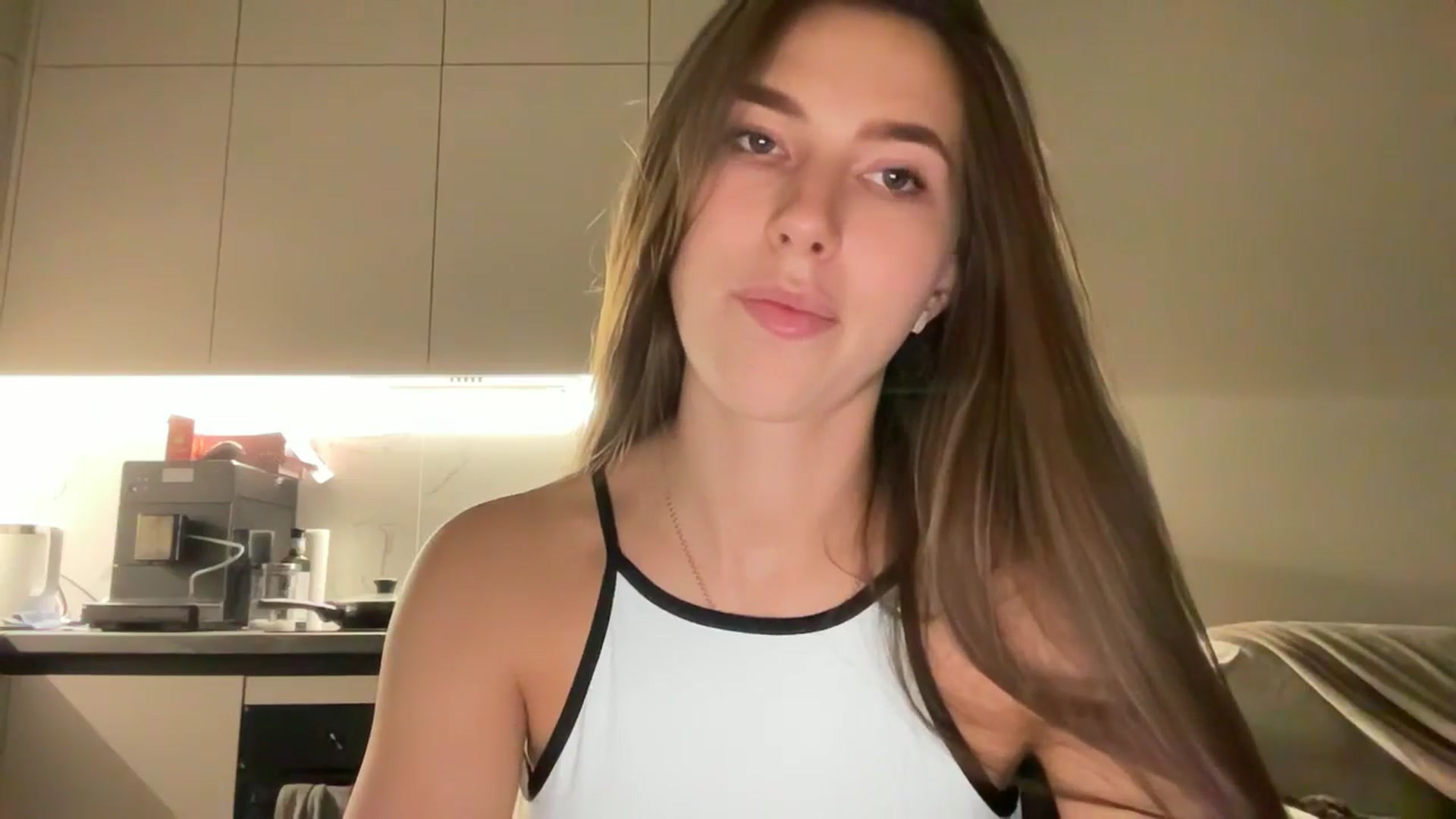 Gallery image thumbnail from kissfreeze's myfreecams stream on, 10/02/2025, 21:58 image 6 of 20