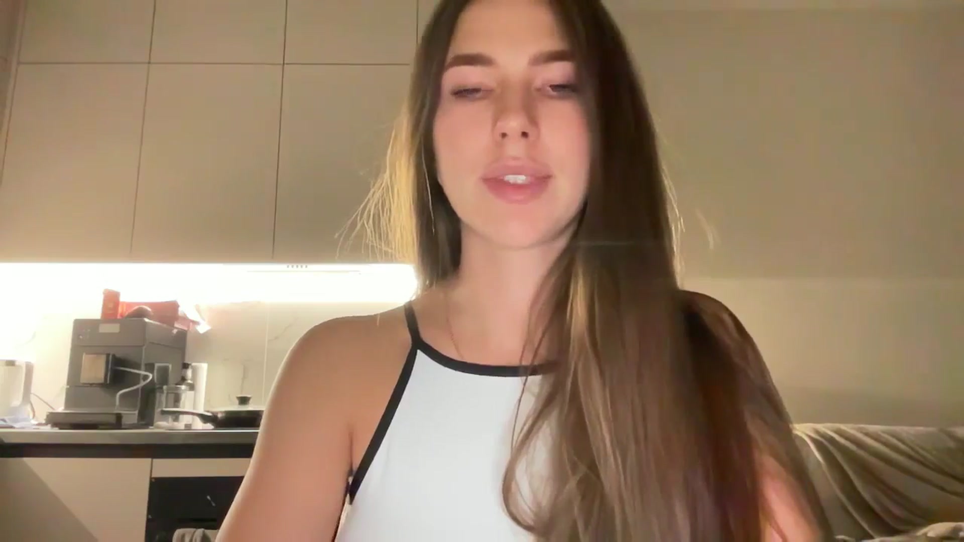 Gallery image thumbnail from kissfreeze's myfreecams stream on, 10/02/2025, 21:58 image 14 of 20