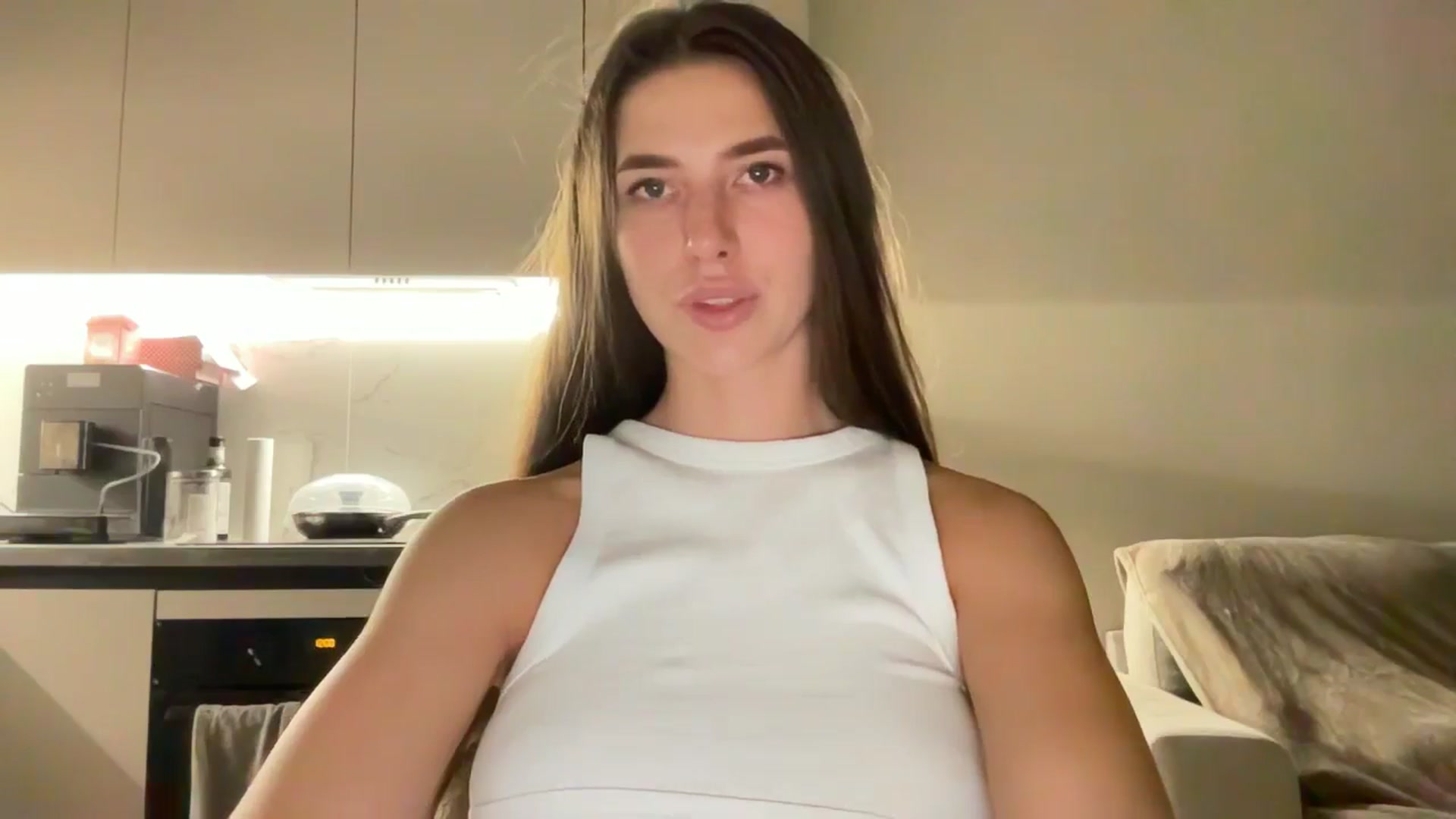 Gallery image thumbnail from kissfreeze's myfreecams stream on, 10/04/2025, 21:49 image 14 of 20