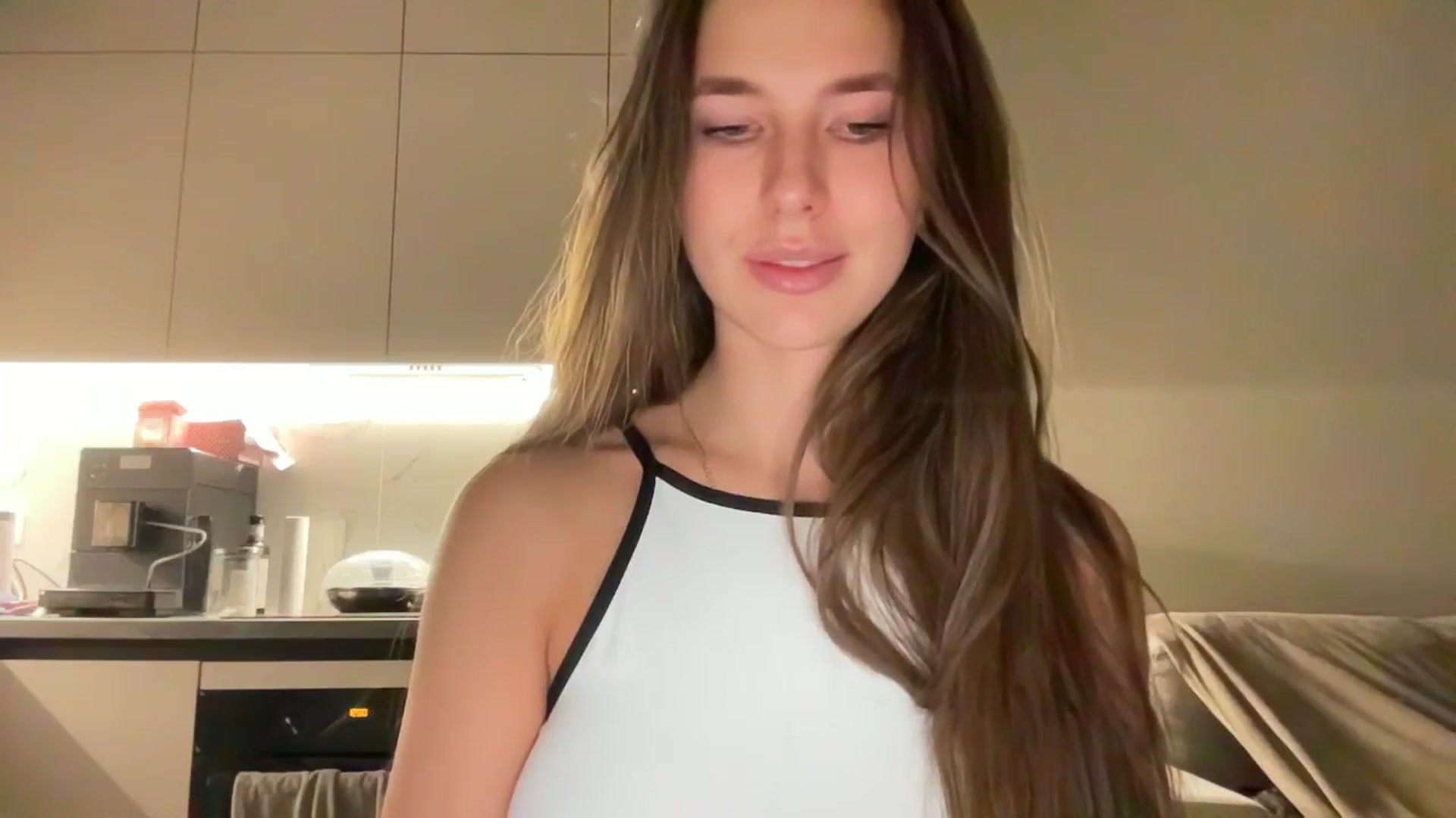 Gallery image thumbnail from kissfreeze's myfreecams stream on, 10/05/2025, 24:10 image 3 of 20