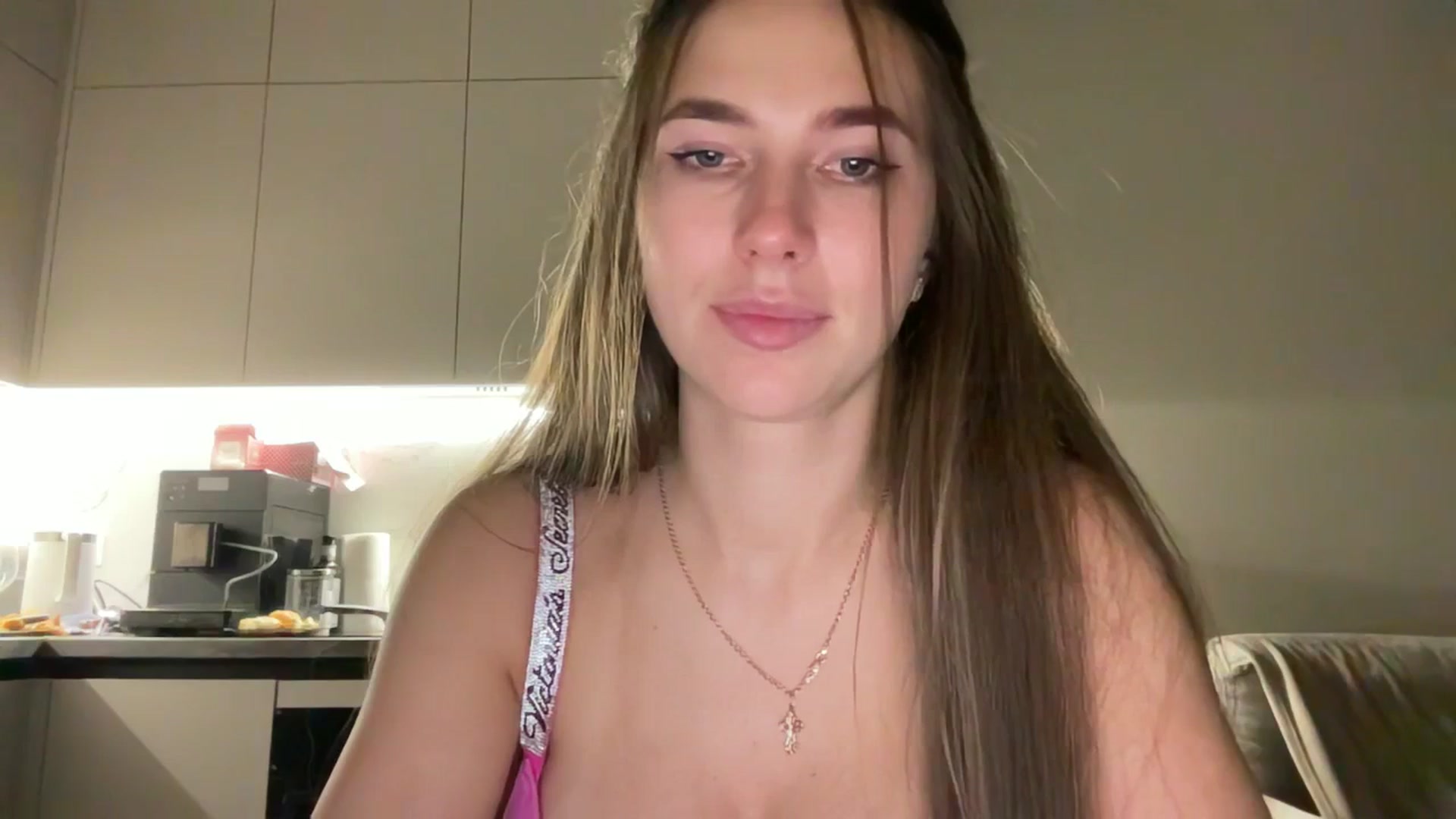 Gallery image thumbnail from kissfreeze's myfreecams stream on, 10/05/2025, 23:28 image 17 of 20