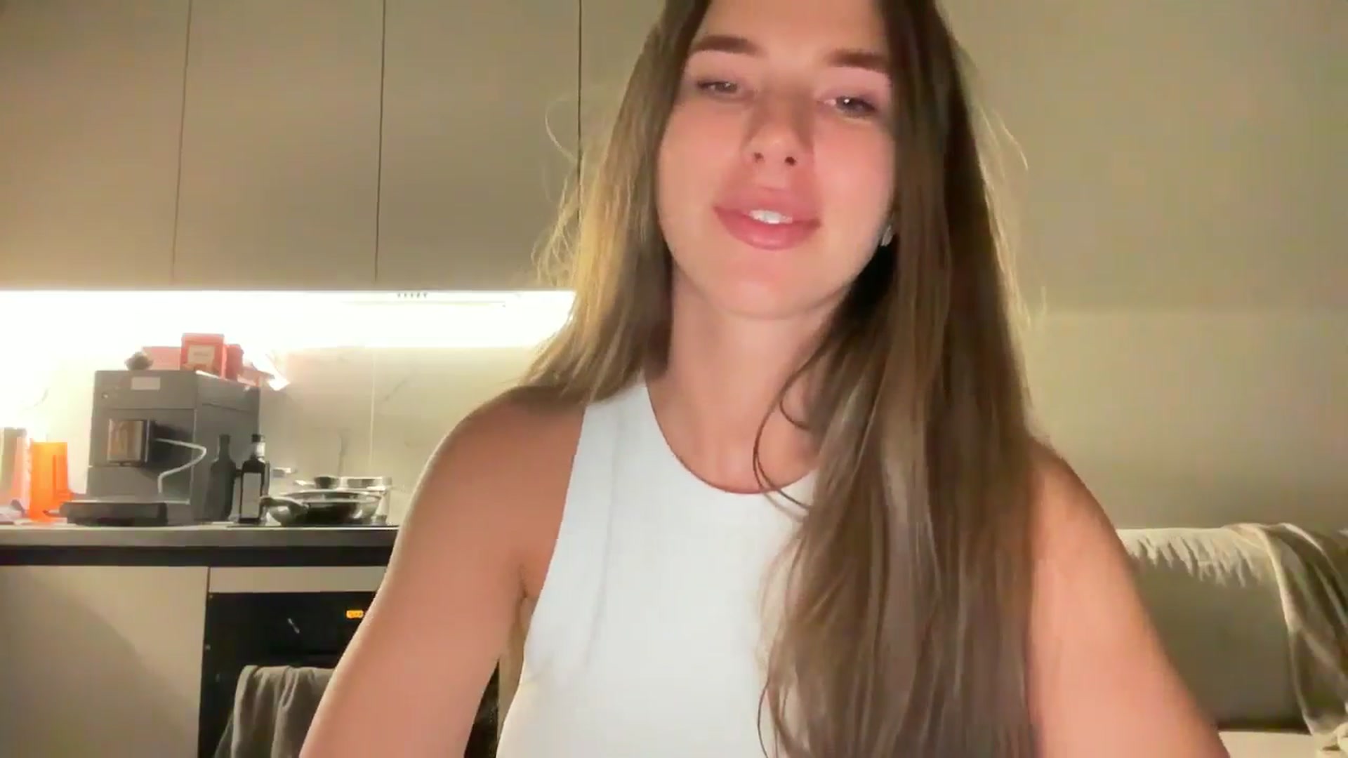 Gallery image thumbnail from kissfreeze's myfreecams stream on, 10/19/2025, 21:29 image 7 of 20