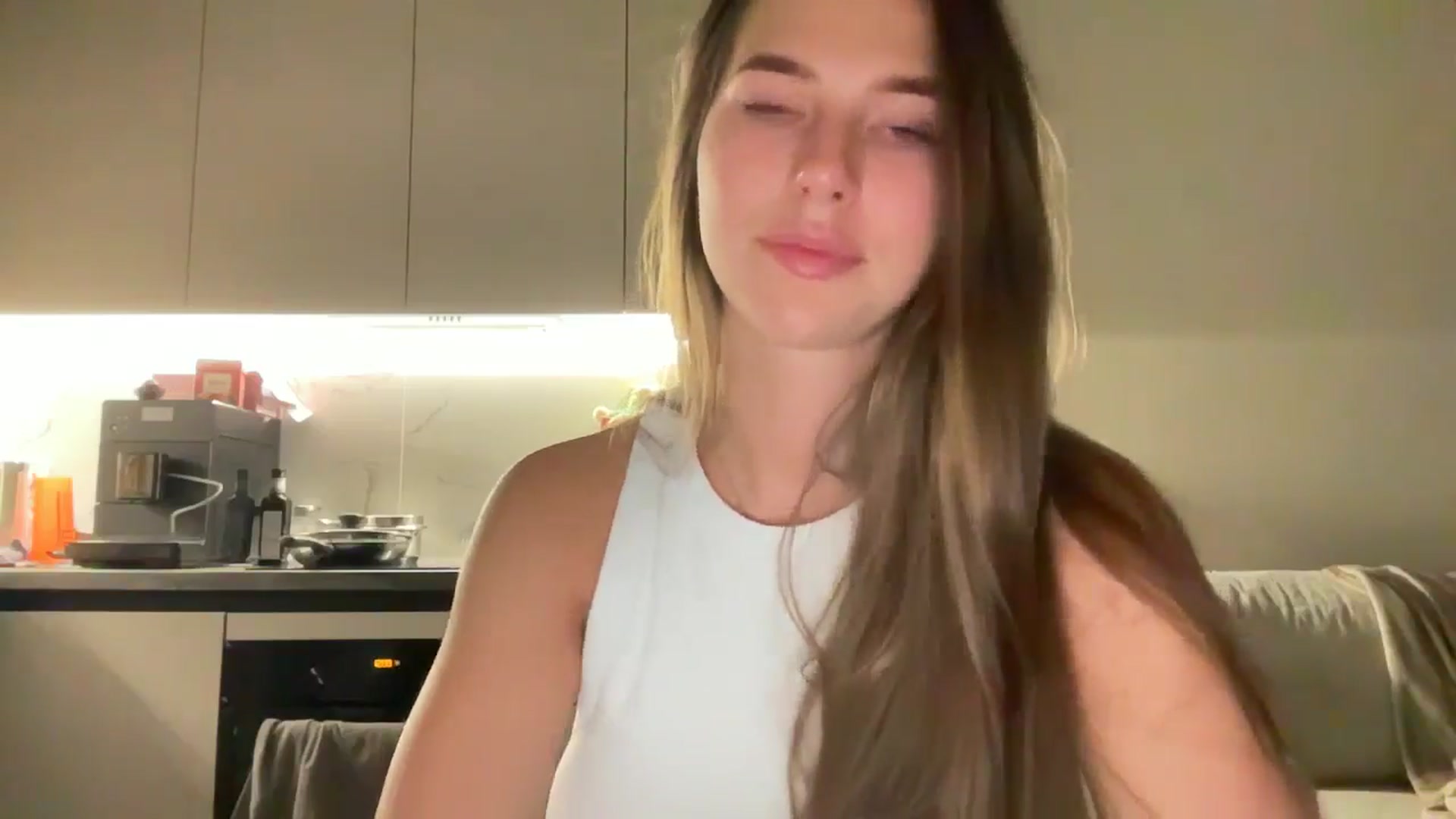 Gallery image thumbnail from kissfreeze's myfreecams stream on, 10/19/2025, 21:29 image 8 of 20
