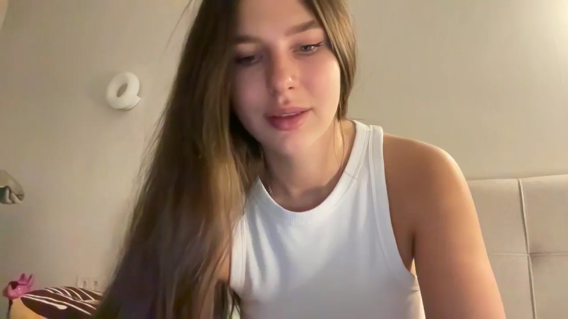 Gallery image thumbnail from kissfreeze's myfreecams stream on, 12/05/2025, 23:42 image 19 of 20