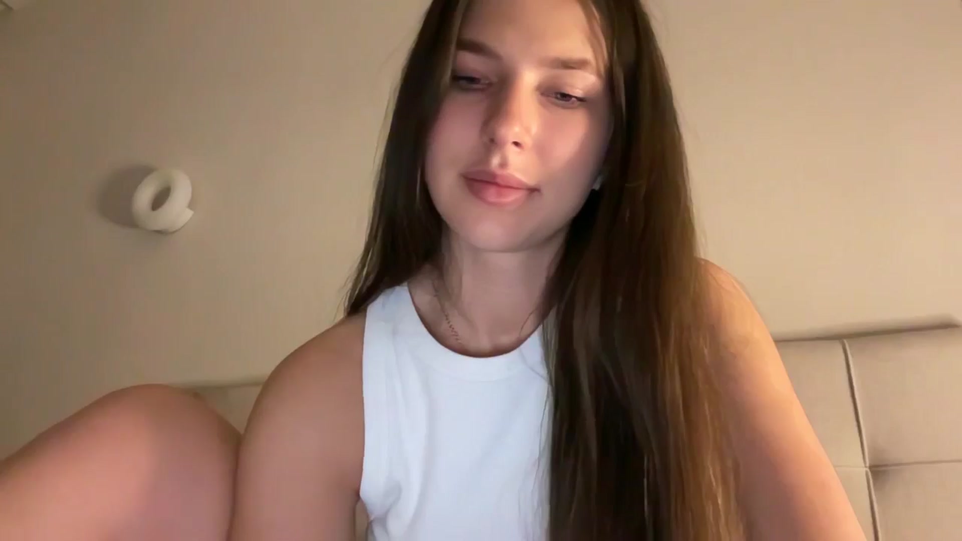 Gallery image thumbnail from kissfreeze's myfreecams stream on, 12/09/2025, 24:01 image 8 of 20