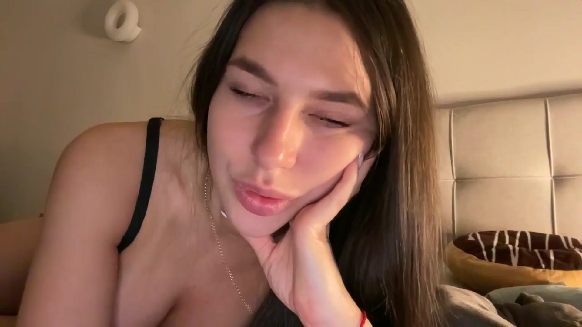 Gallery image thumbnail from kissfreeze's myfreecams stream on, 12/15/2025, 01:55 image 19 of 20