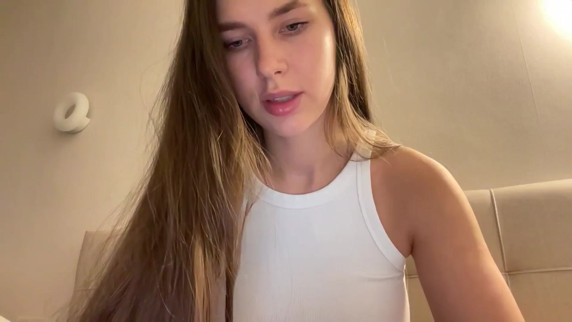 Gallery image thumbnail from kissfreeze's myfreecams stream on, 01/20/2026, 21:56 image 17 of 20