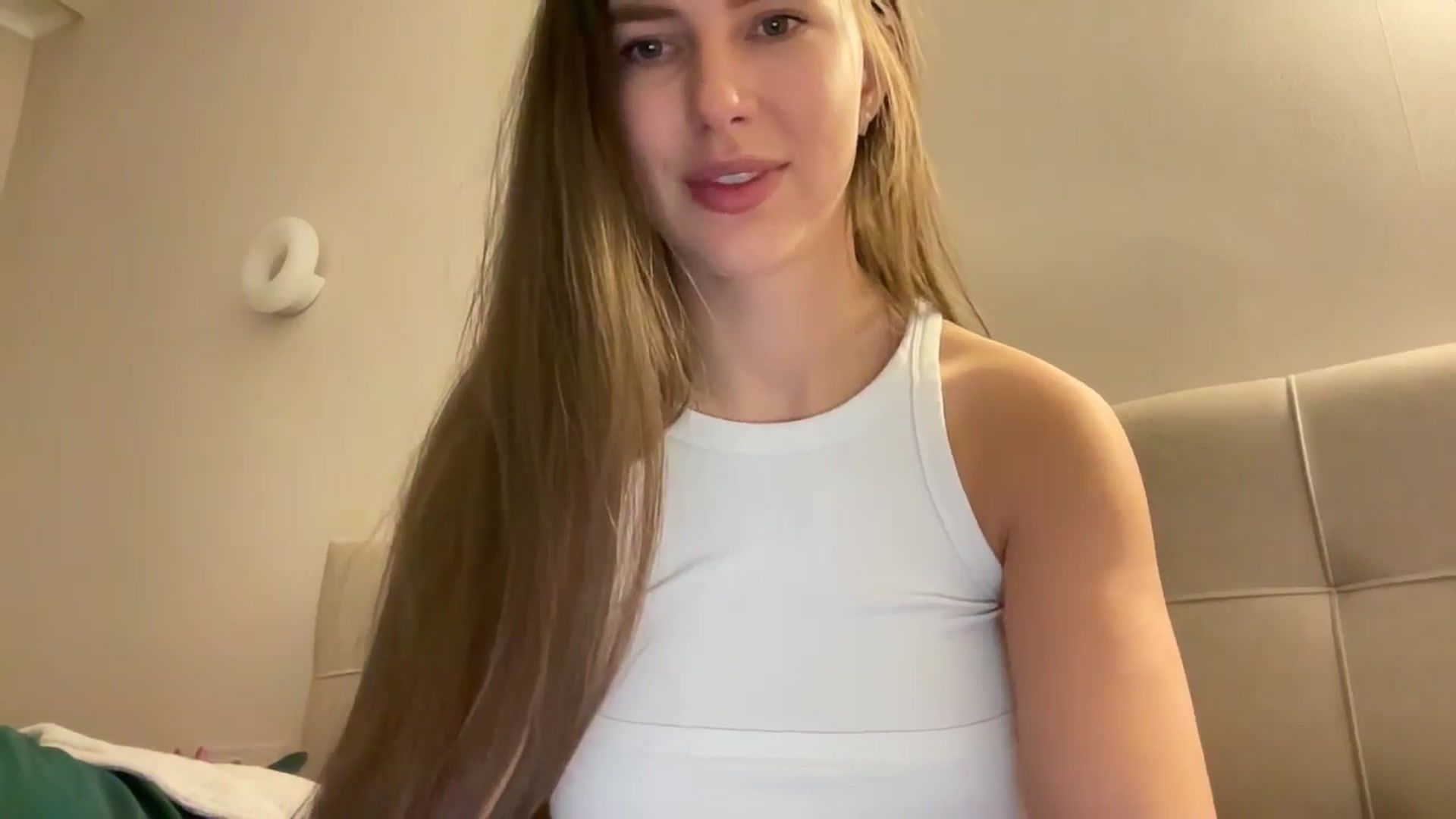 Gallery image thumbnail from kissfreeze's myfreecams stream on, 02/22/2026, 16:40 image 14 of 20