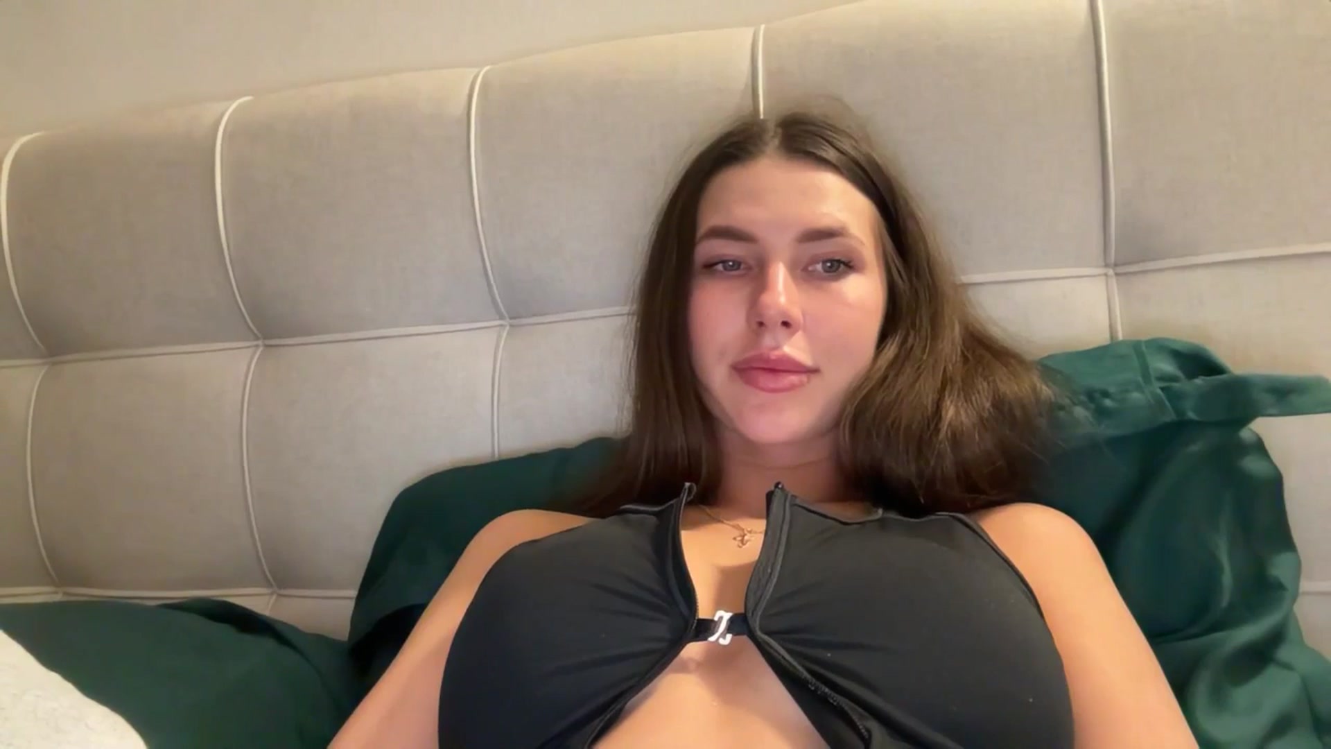 Gallery image thumbnail from kissfreeze's myfreecams stream on, 03/19/2026, 21:59 image 18 of 20