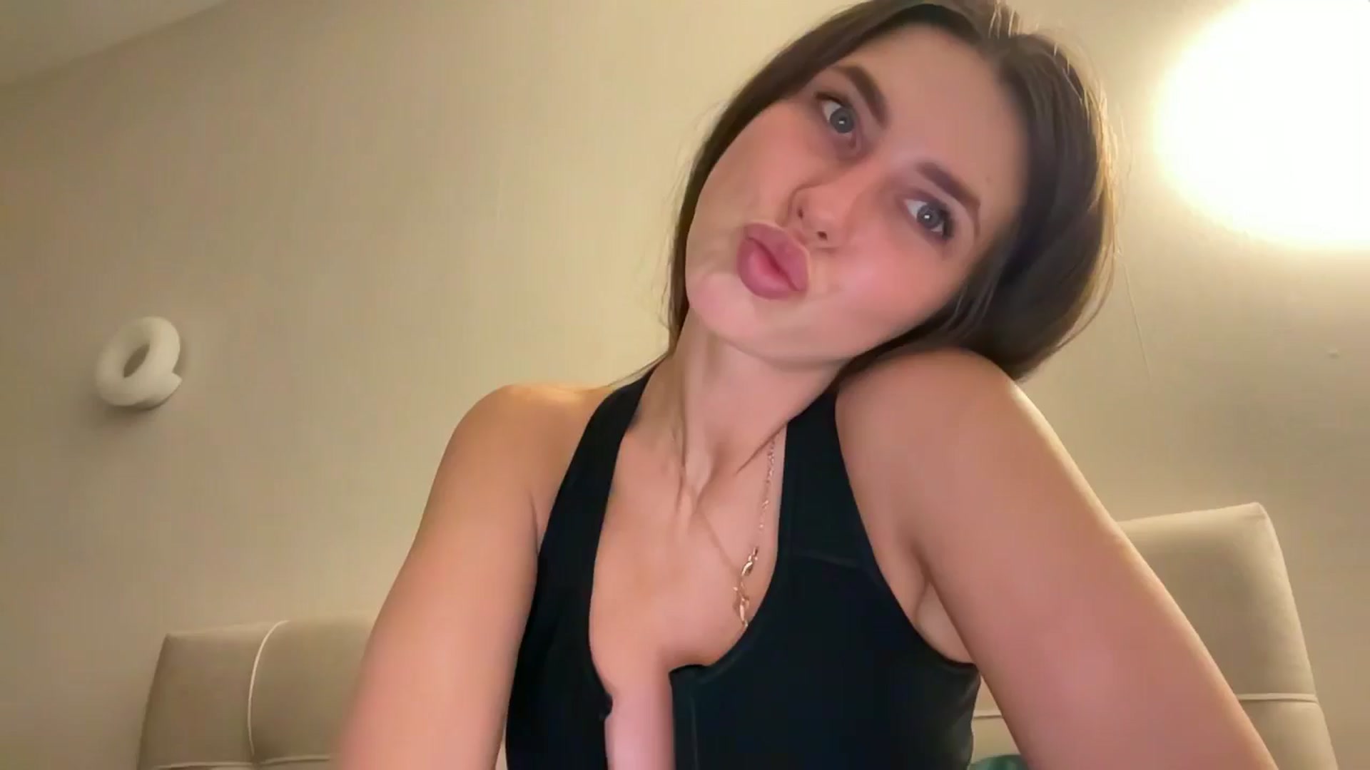 Gallery image thumbnail from kissfreeze's myfreecams stream on, 03/19/2026, 21:59 image 19 of 20