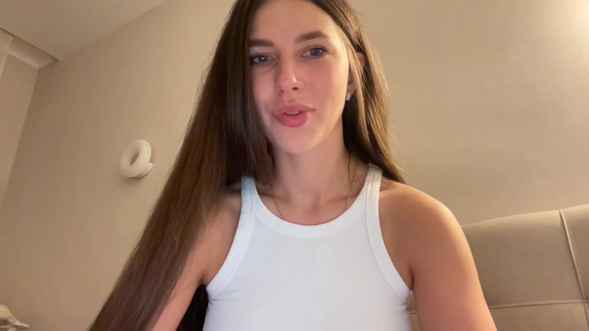 Gallery image thumbnail from kissfreeze's myfreecams stream on, 04/07/2026, 21:04 image 15 of 20
