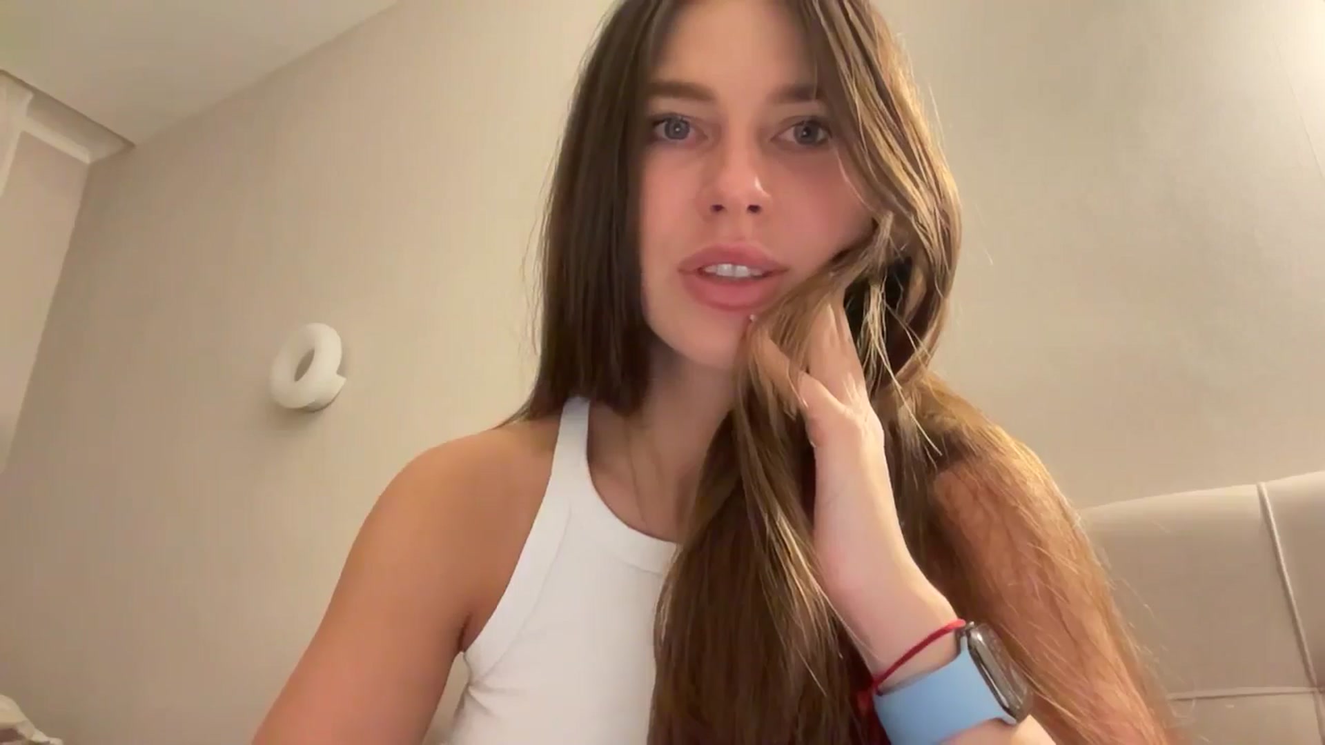 Gallery image thumbnail from kissfreeze's myfreecams stream on, 04/07/2026, 21:04 image 13 of 20
