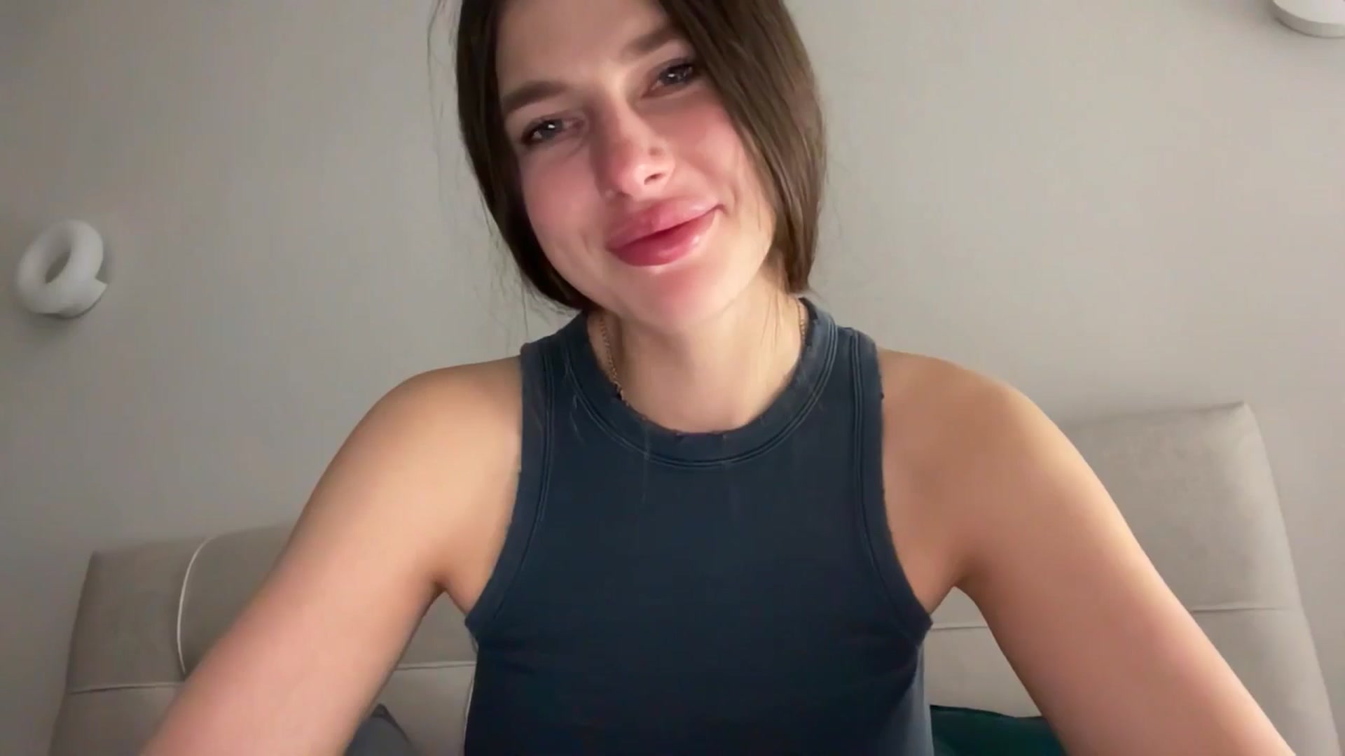 Gallery image thumbnail from kissfreeze's myfreecams stream on, 04/09/2026, 21:33 image 17 of 20
