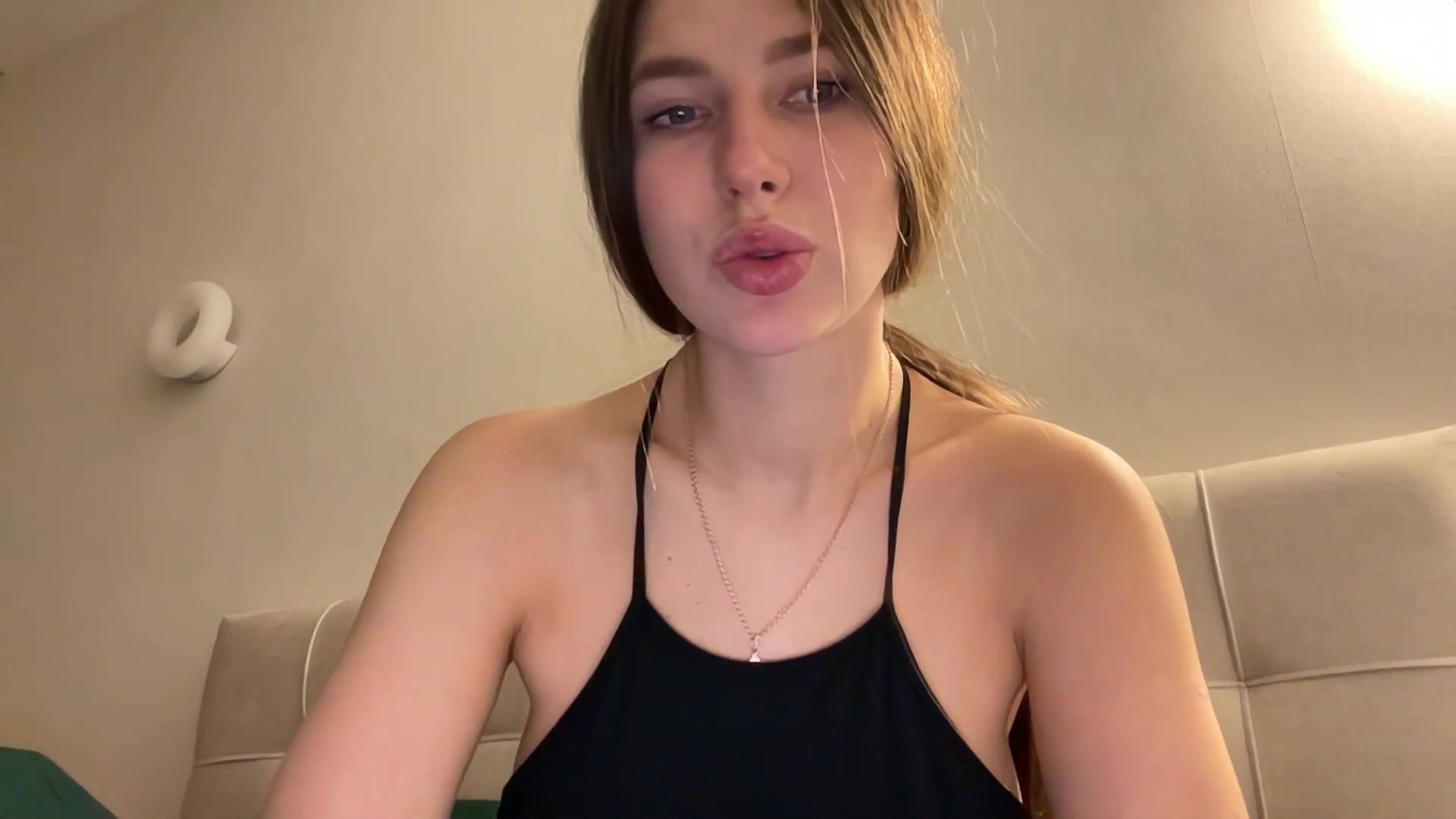 Gallery image thumbnail from kissfreeze's myfreecams stream on, 04/10/2026, 22:42 image 18 of 20