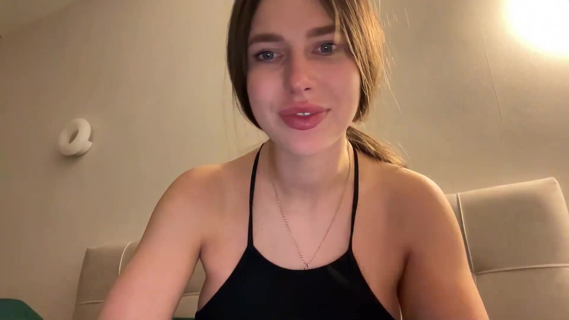 Gallery image thumbnail from kissfreeze's myfreecams stream on, 04/10/2026, 22:42 image 13 of 20