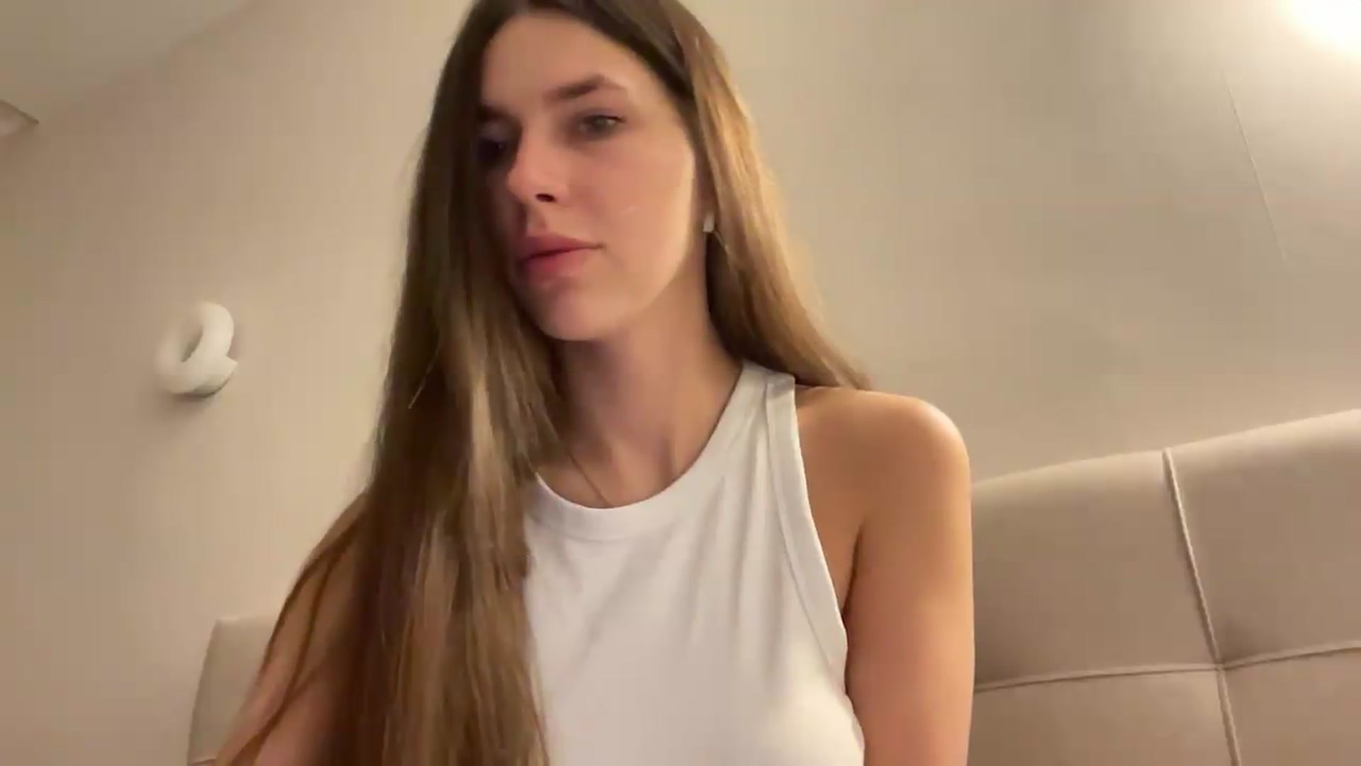 Gallery image thumbnail from kissfreeze's myfreecams stream on, 04/17/2026, 22:08 image 17 of 20