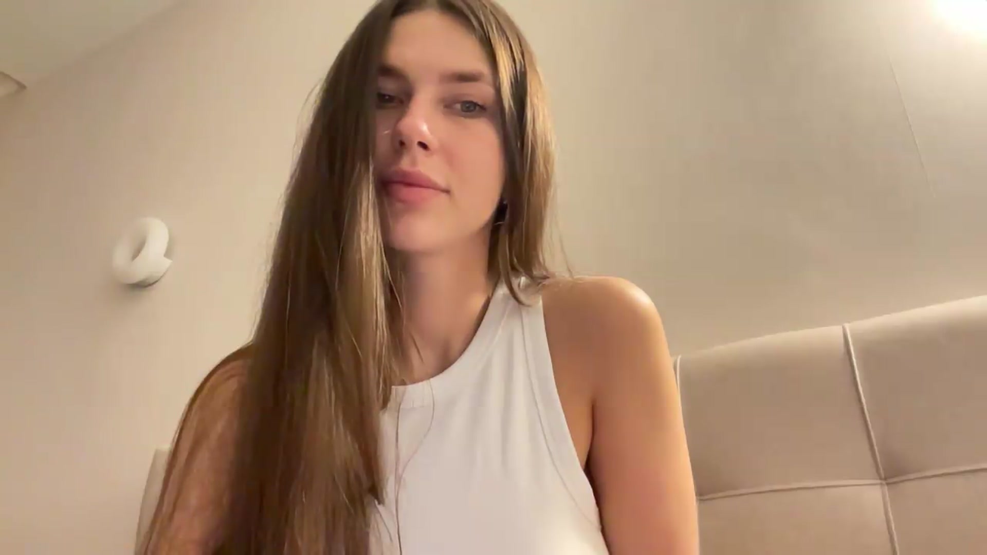 Gallery image thumbnail from kissfreeze's myfreecams stream on, 04/17/2026, 22:08 image 18 of 20