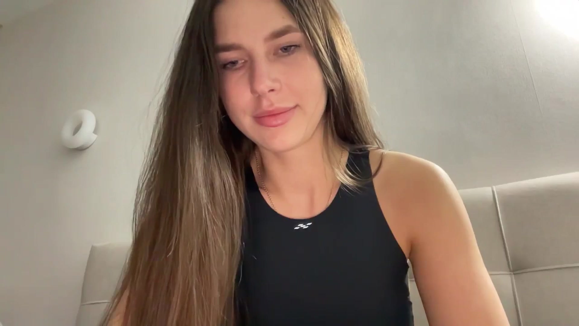Gallery image thumbnail from kissfreeze's myfreecams stream on, 04/18/2026, 16:53 image 11 of 20