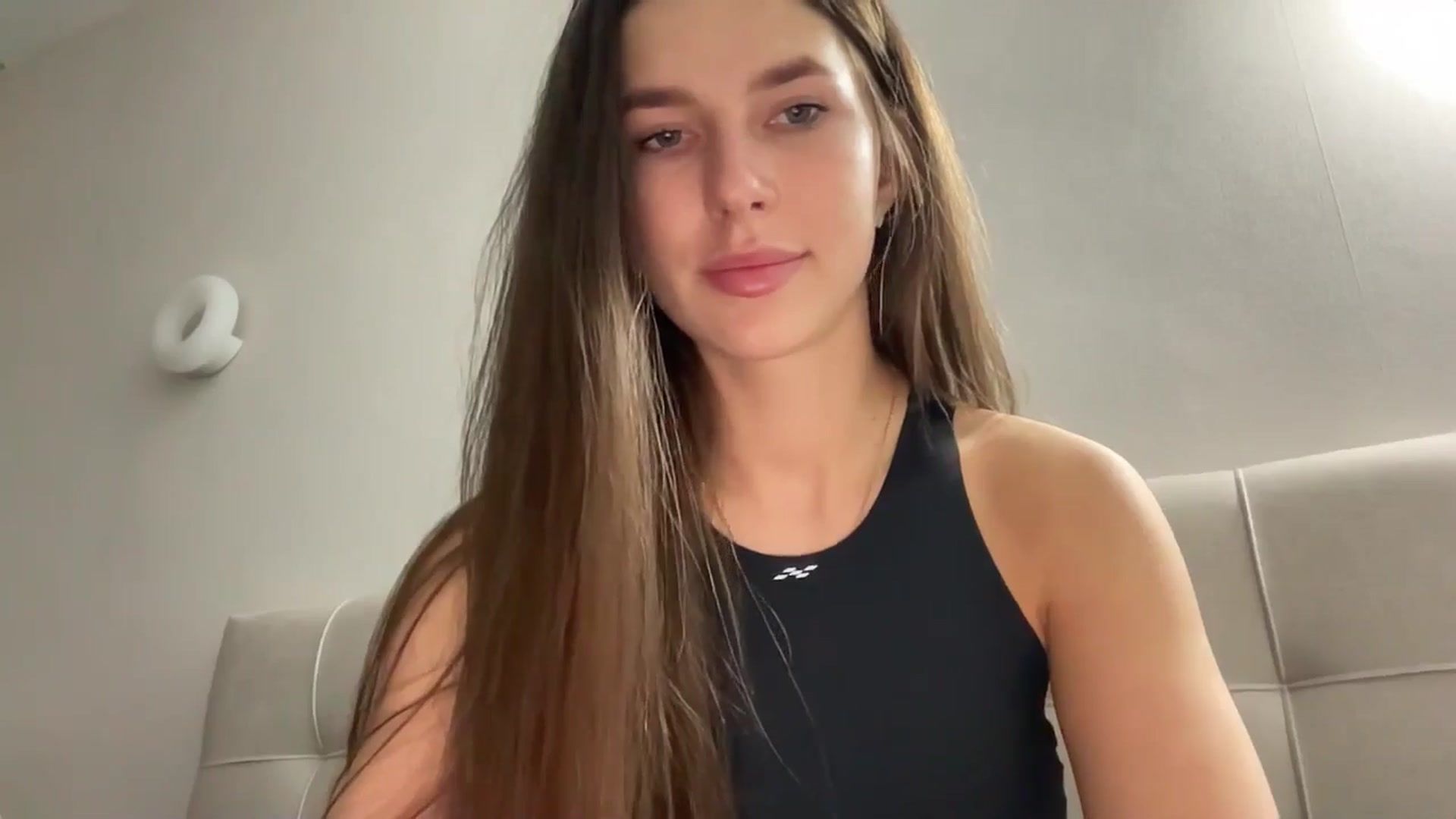 Gallery image thumbnail from kissfreeze's myfreecams stream on, 04/18/2026, 16:53 image 8 of 20