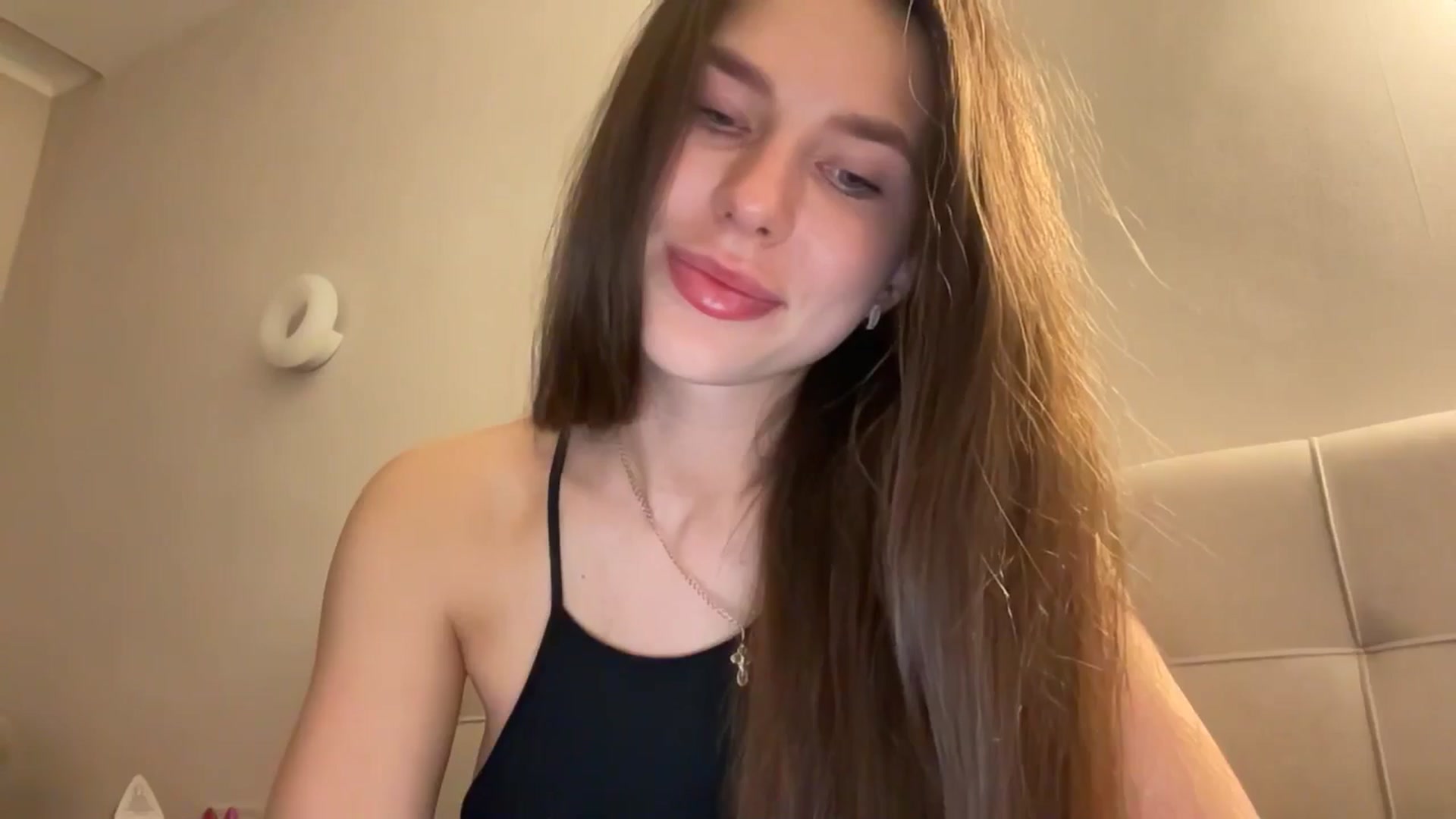 Gallery image thumbnail from kissfreeze's myfreecams stream on, 04/18/2026, 23:32 image 11 of 20