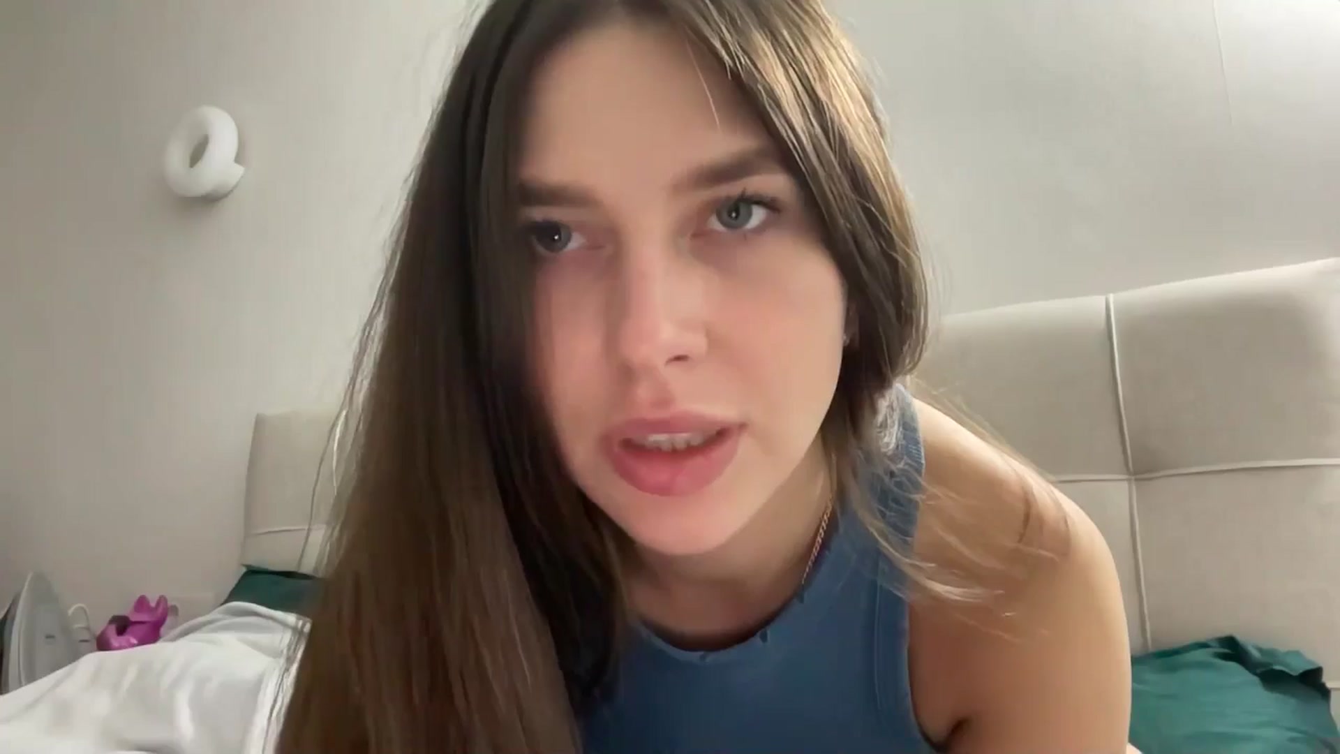 Gallery image thumbnail from kissfreeze's myfreecams stream on, 04/19/2026, 16:32 image 11 of 20