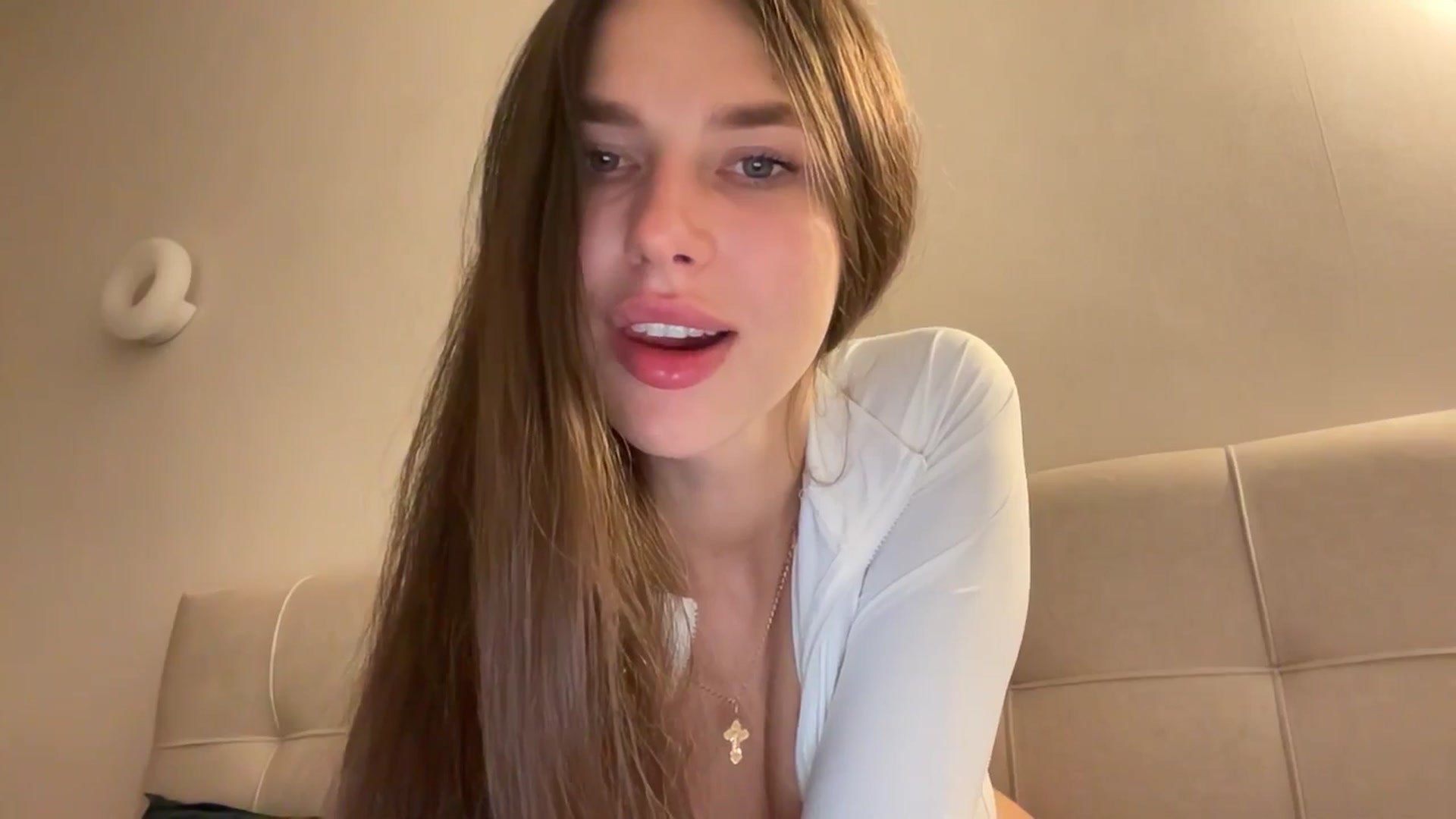 Gallery image thumbnail from kissfreeze's myfreecams stream on, 04/19/2026, 21:47 image 20 of 20