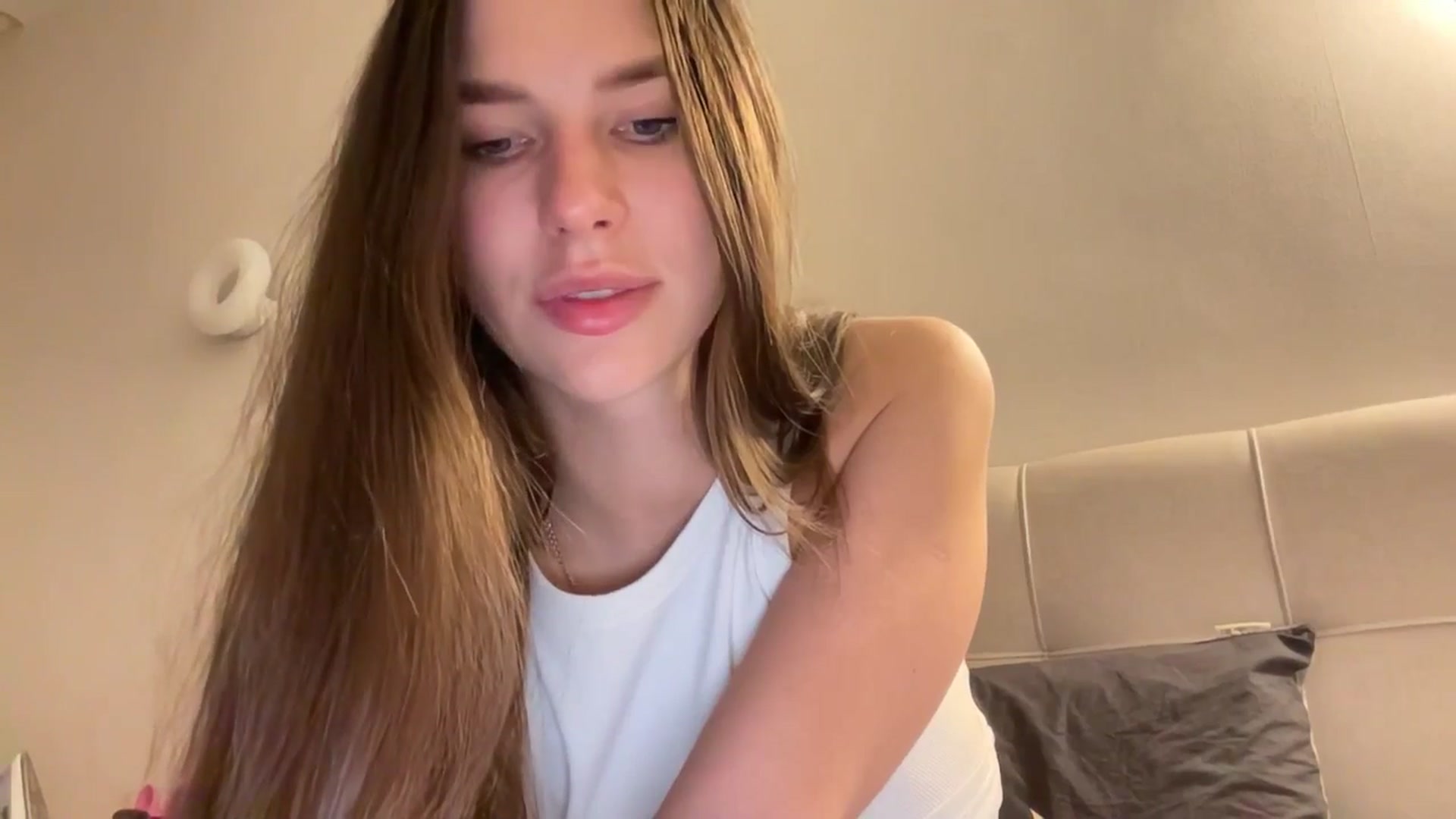 Gallery image thumbnail from kissfreeze's myfreecams stream on, 04/28/2026, 21:18 image 19 of 20