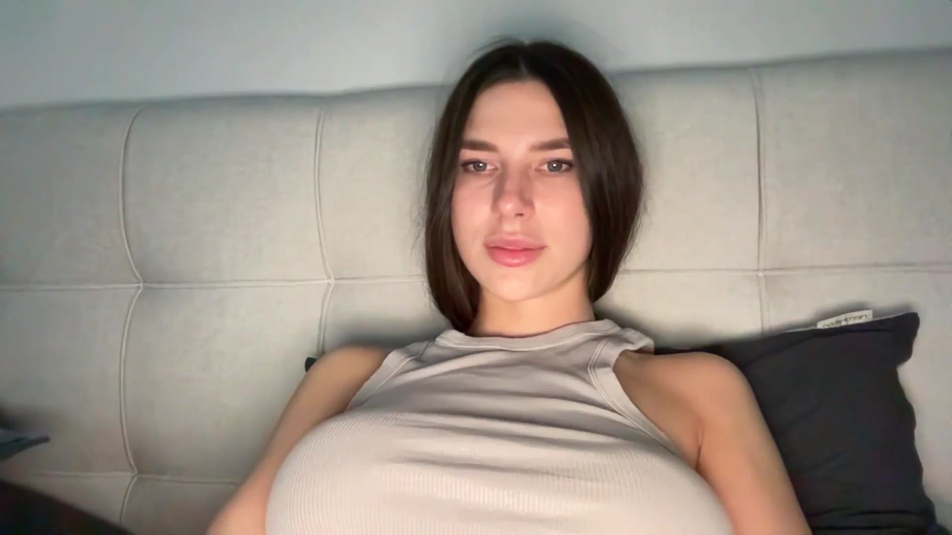 Gallery image thumbnail from kissfreeze's myfreecams stream on, 04/29/2026, 16:11 image 7 of 20