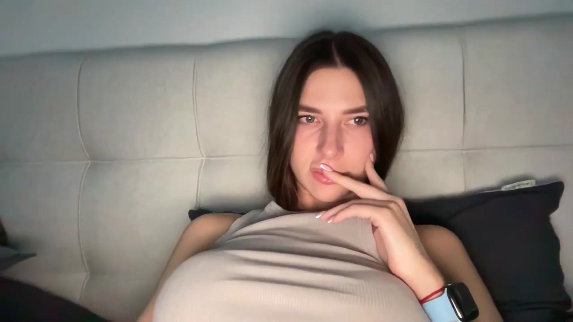 Gallery image thumbnail from kissfreeze's myfreecams stream on, 04/29/2026, 16:11 image 15 of 20