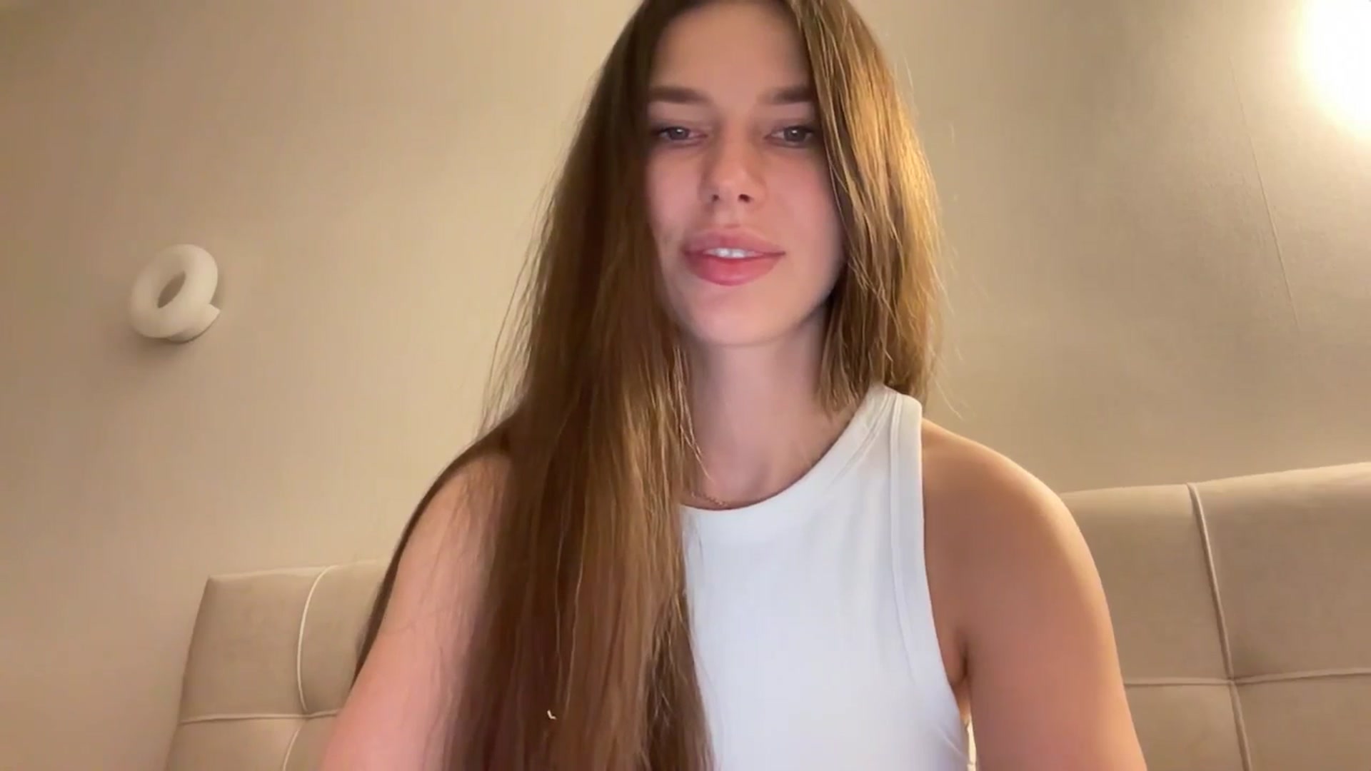 Gallery image thumbnail from kissfreeze's myfreecams stream on, 05/09/2026, 23:36 image 17 of 20