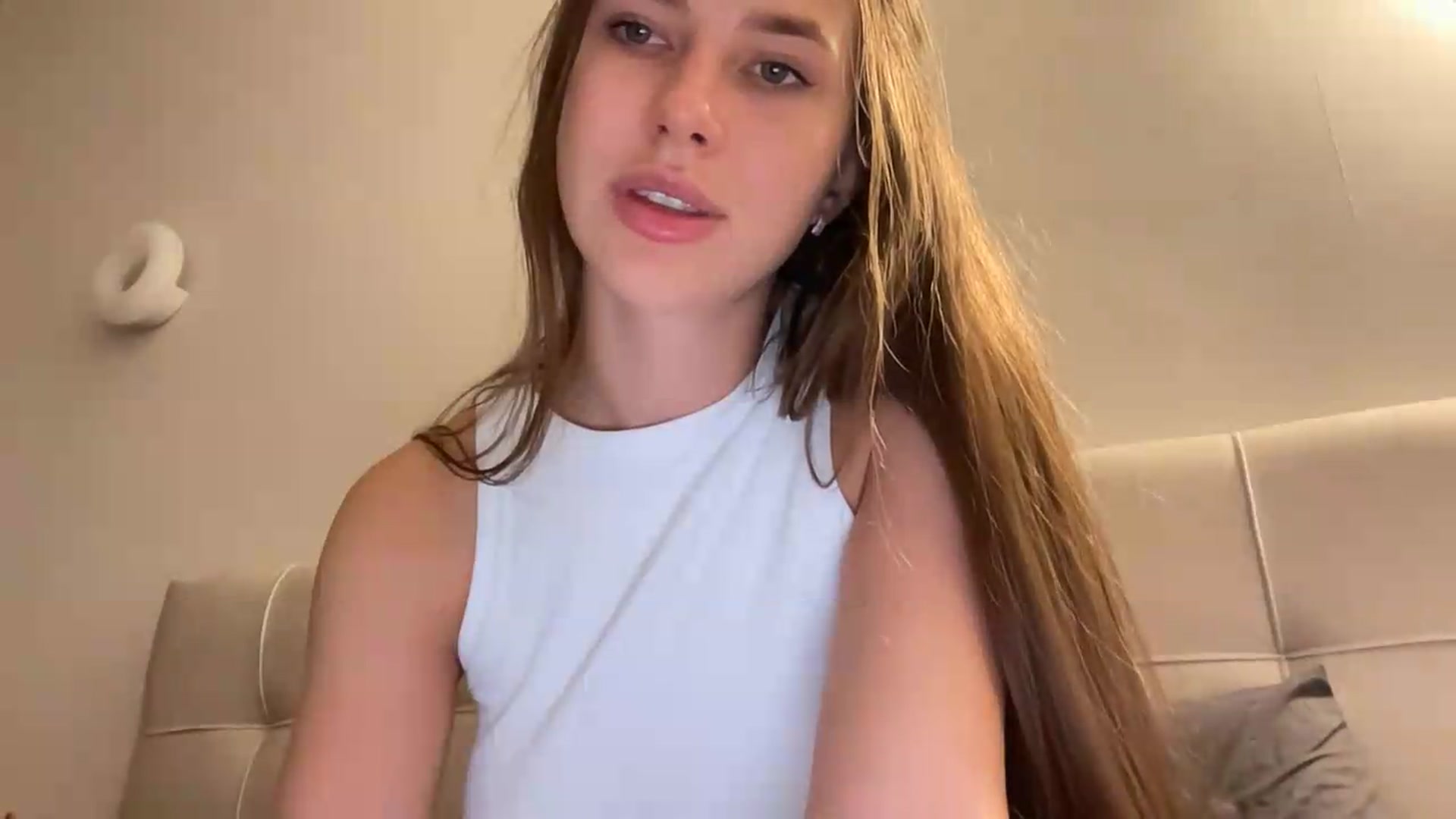Gallery image thumbnail from kissfreeze's myfreecams stream on, 06/07/2026, 23:25 image 3 of 20