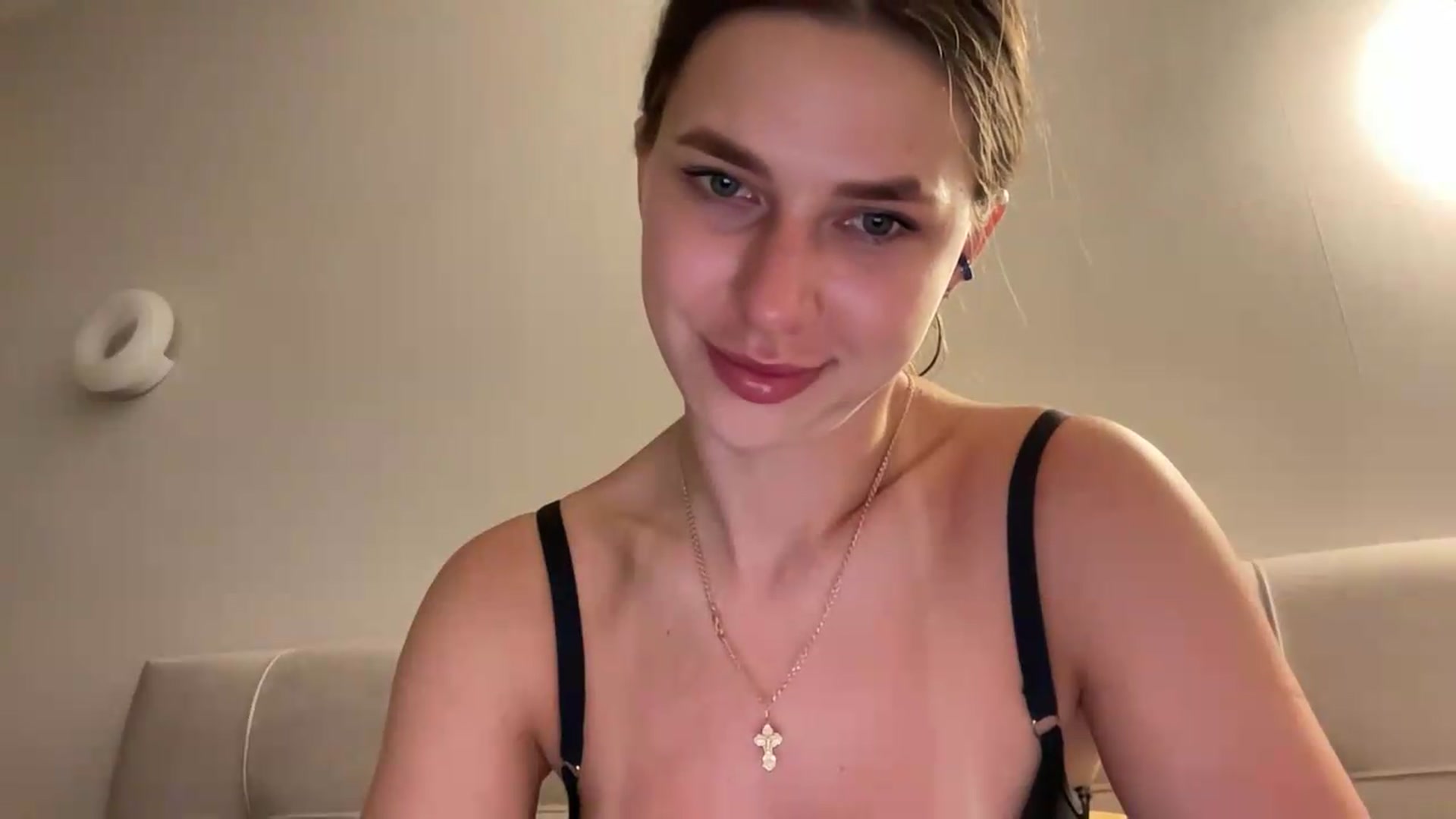 Gallery image thumbnail from kissfreeze's myfreecams stream on, 06/12/2026, 18:09 image 8 of 20