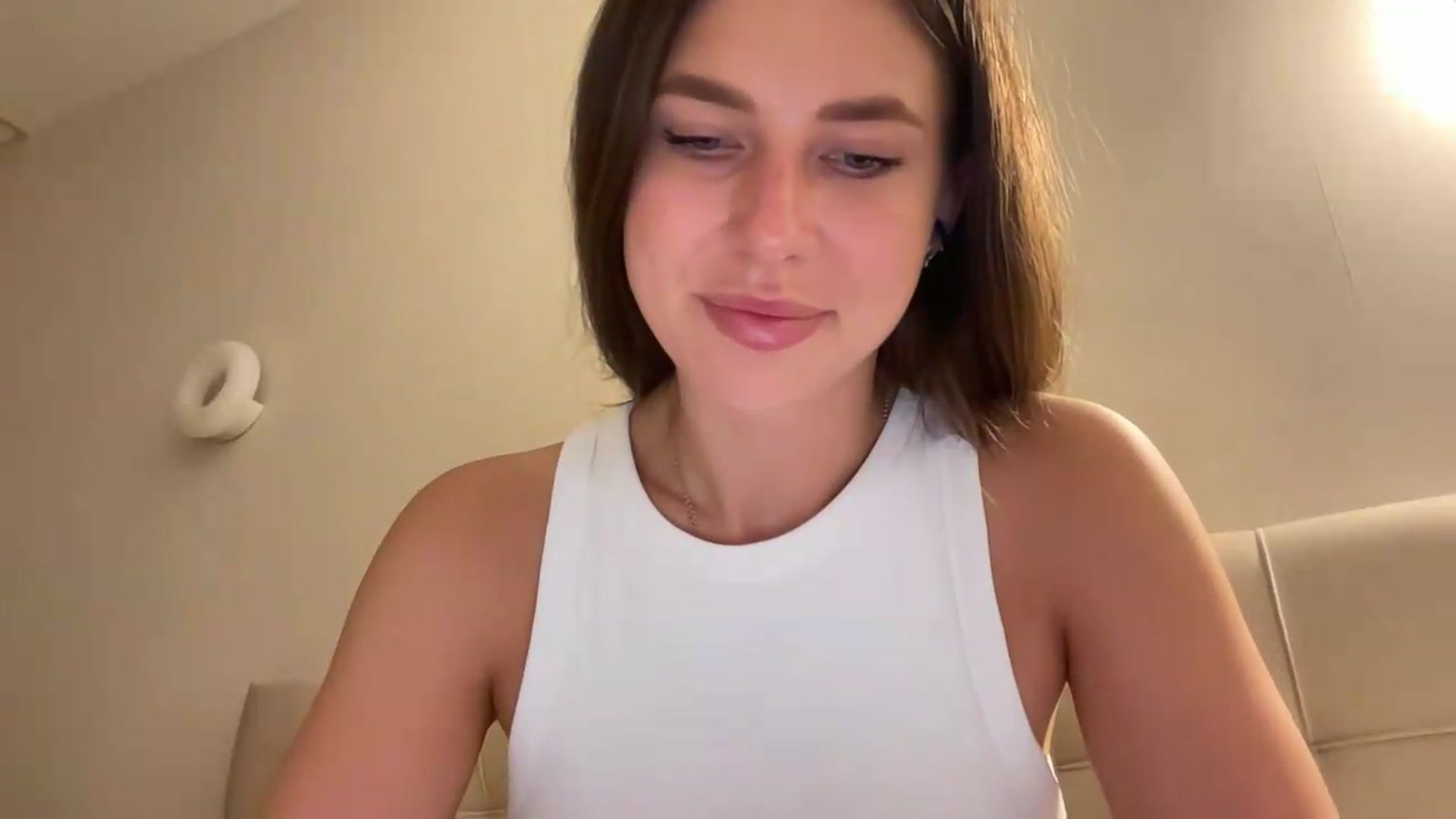 Gallery image thumbnail from kissfreeze's myfreecams stream on, 06/19/2026, 22:31 image 14 of 20