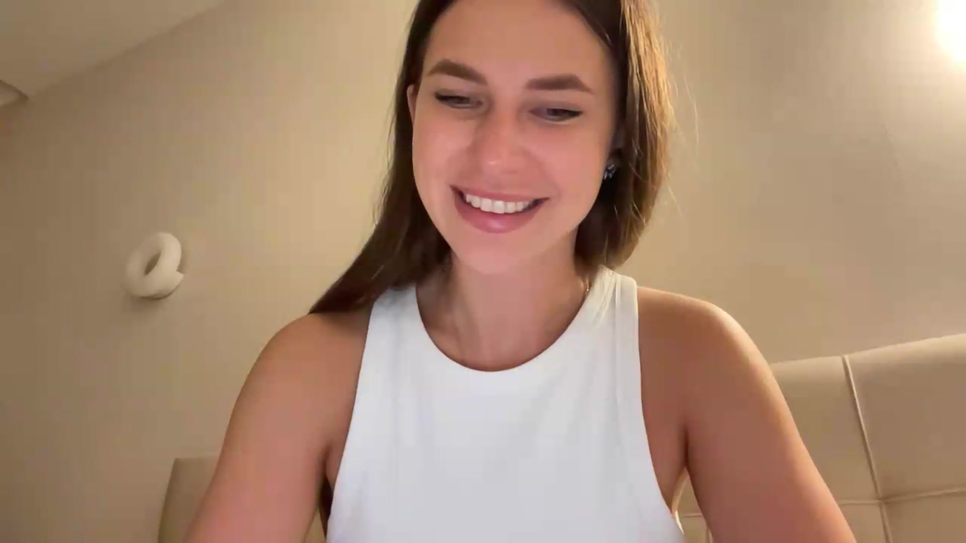 Gallery image thumbnail from kissfreeze's myfreecams stream on, 06/19/2026, 22:31 image 19 of 20