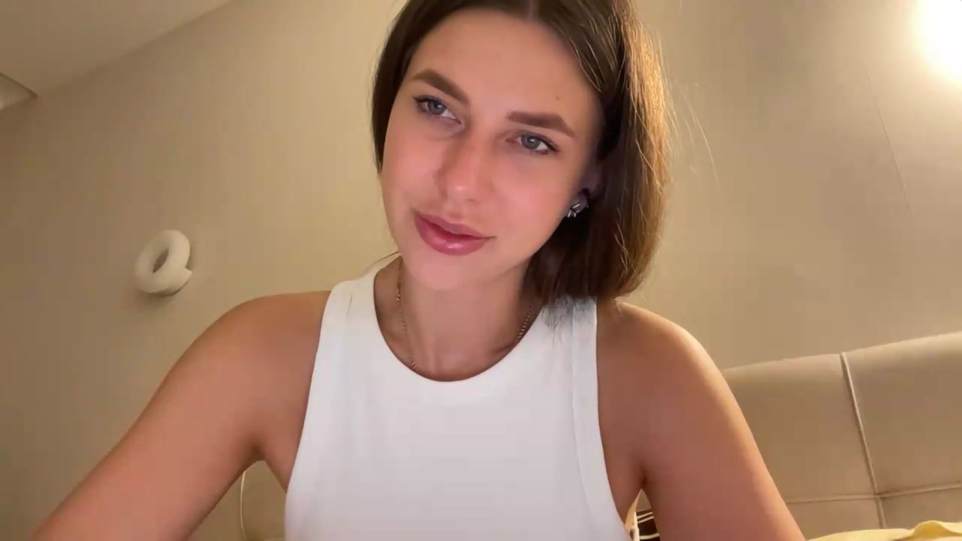 Gallery image thumbnail from kissfreeze's myfreecams stream on, 06/19/2026, 23:03 image 12 of 20