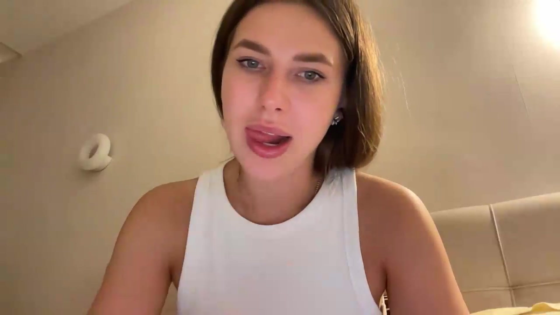 Gallery image thumbnail from kissfreeze's myfreecams stream on, 06/19/2026, 23:03 image 8 of 20