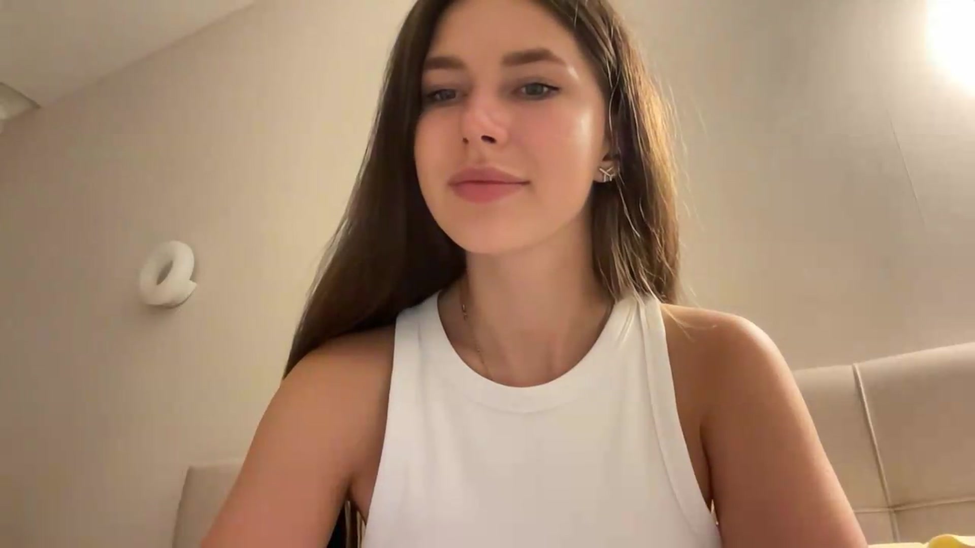 Gallery image thumbnail from kissfreeze's myfreecams stream on, 06/19/2026, 23:03 image 16 of 20