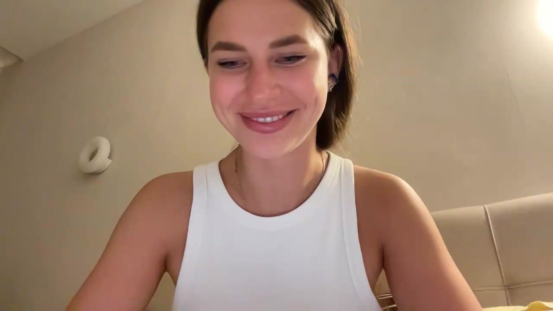 Gallery image thumbnail from kissfreeze's myfreecams stream on, 06/19/2026, 23:03 image 3 of 20