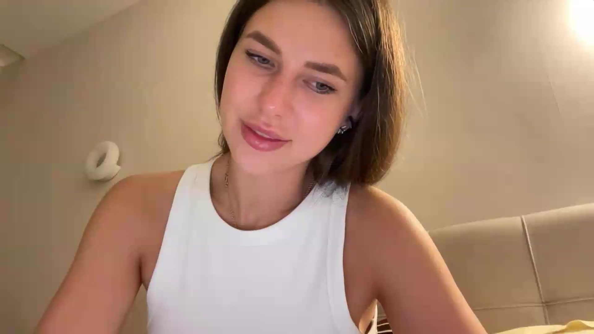 Gallery image thumbnail from kissfreeze's myfreecams stream on, 06/19/2026, 23:03 image 19 of 20