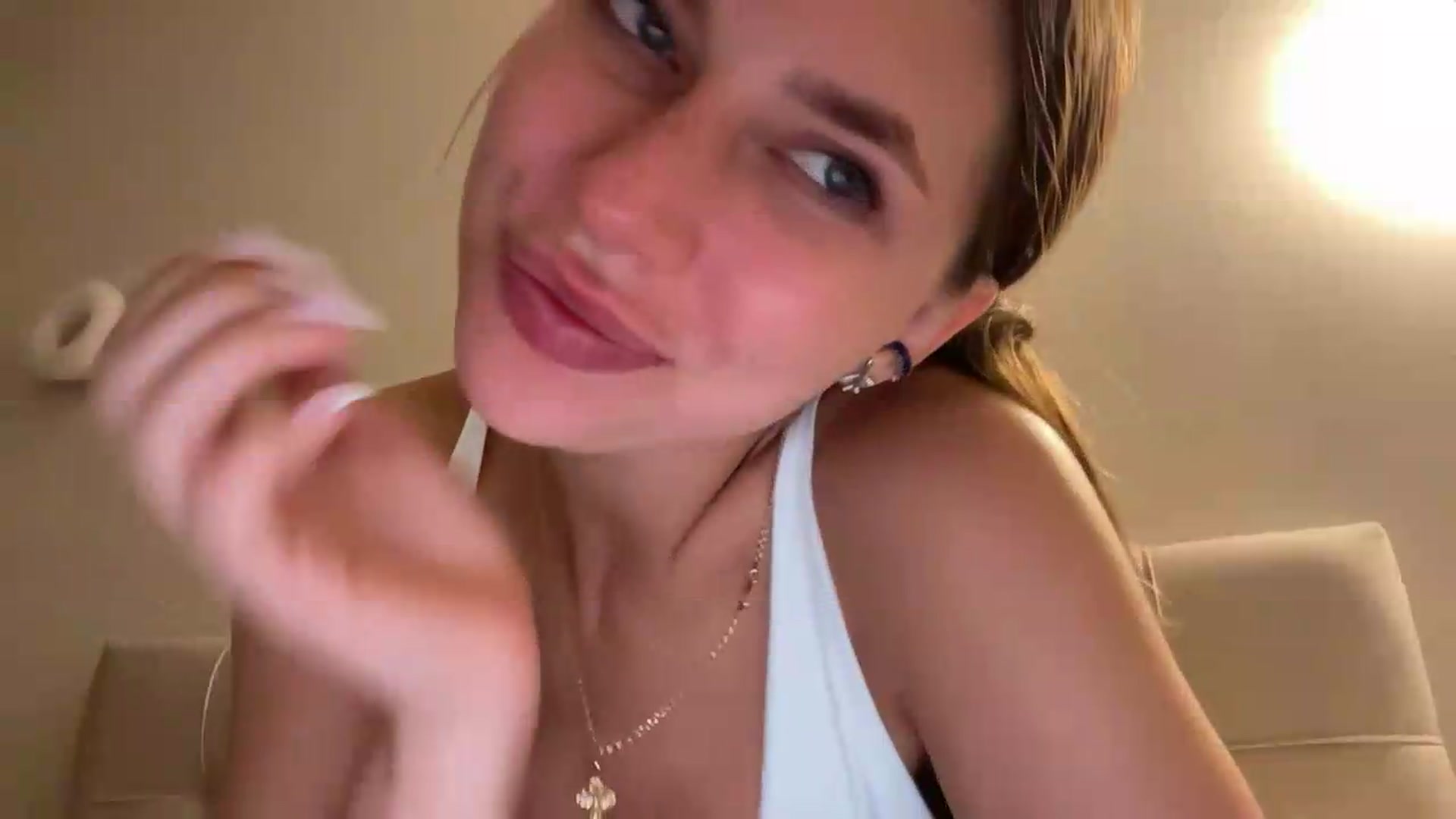 Gallery image thumbnail from kissfreeze's myfreecams stream on, 06/20/2026, 22:33 image 10 of 20