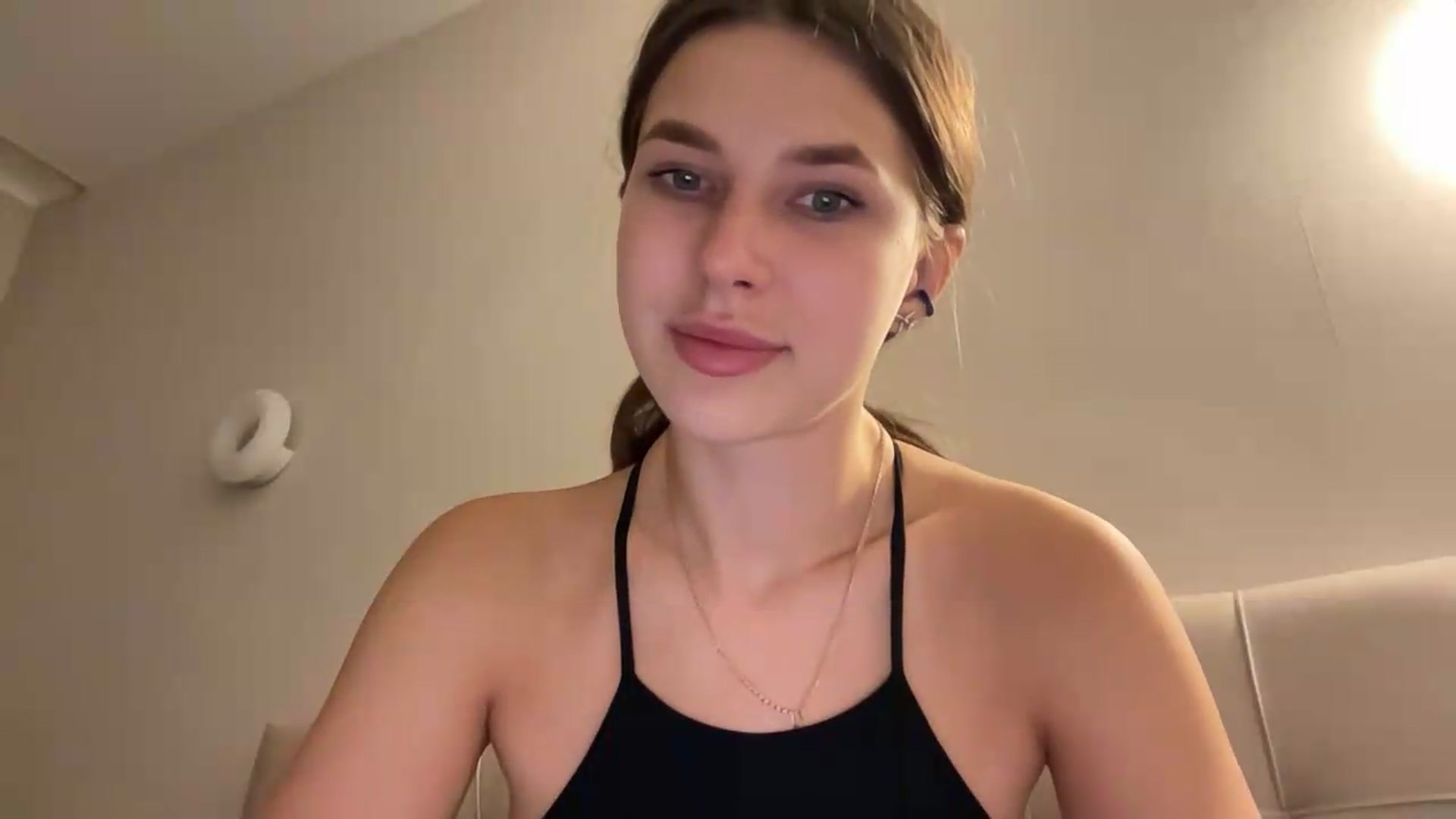 Gallery image thumbnail from kissfreeze's myfreecams stream on, 07/10/2026, 21:53 image 6 of 20
