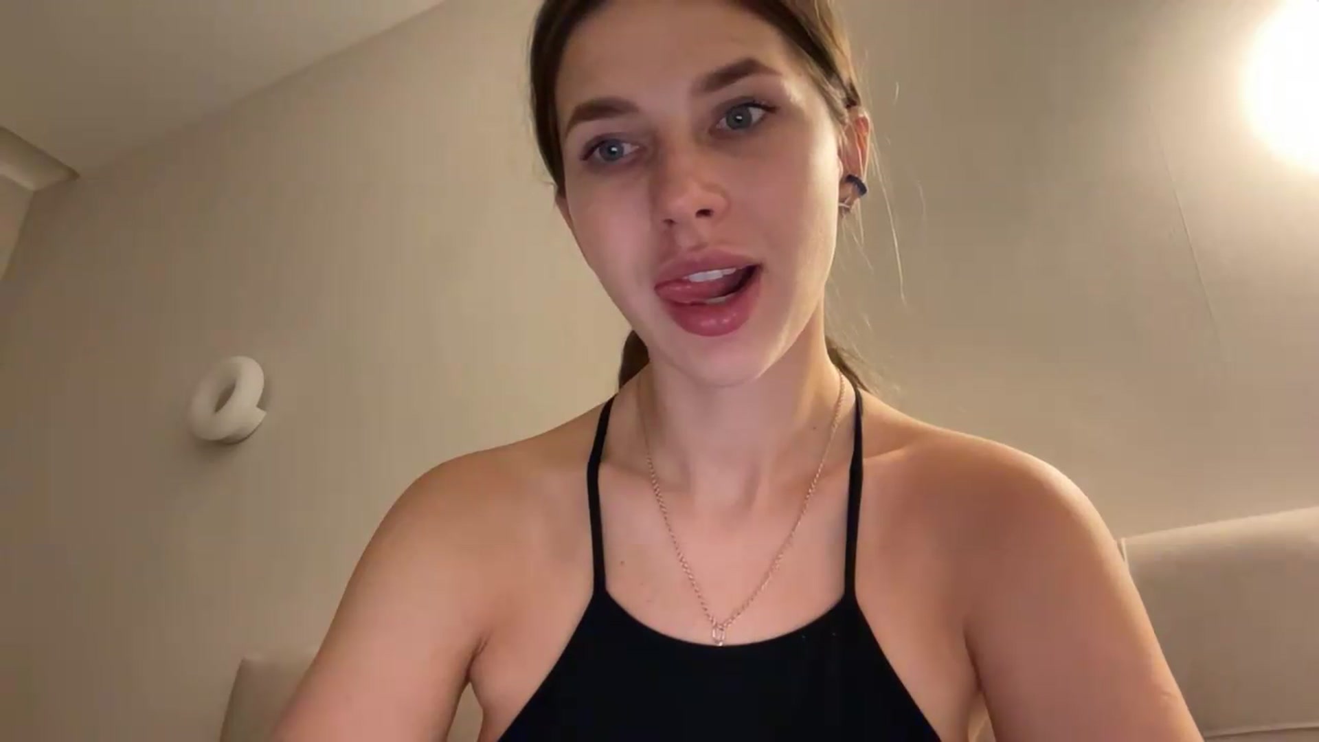 Gallery image thumbnail from kissfreeze's myfreecams stream on, 07/10/2026, 21:53 image 3 of 20