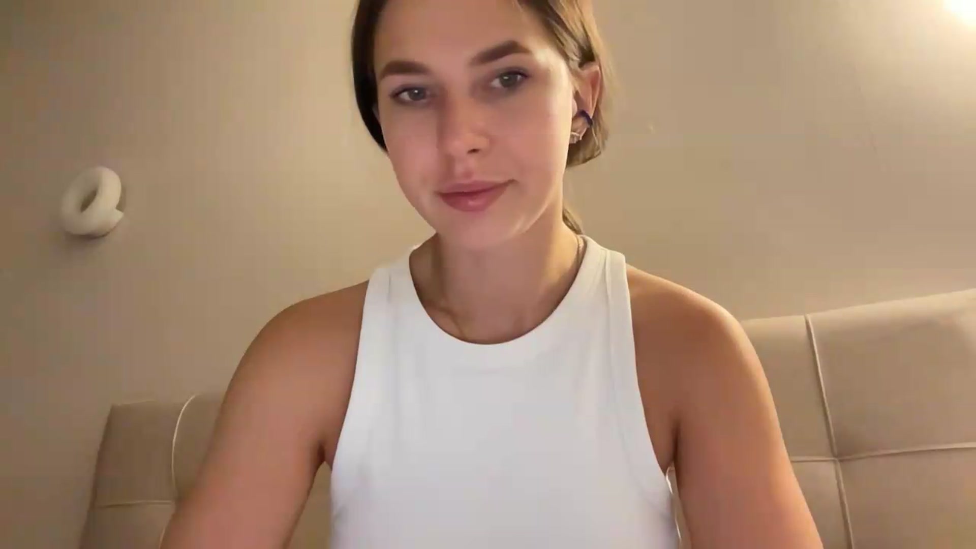 Gallery image thumbnail from kissfreeze's myfreecams stream on, 07/21/2026, 22:47 image 18 of 20