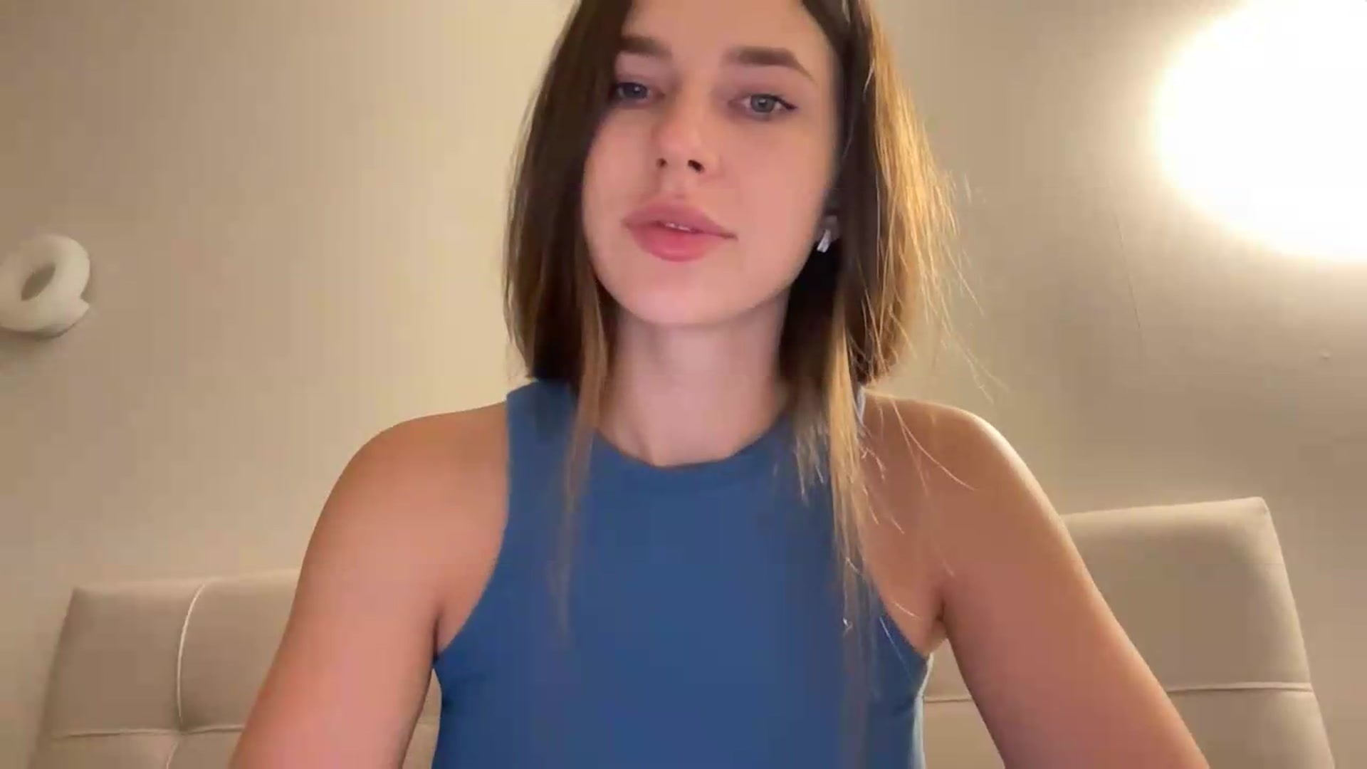 Gallery image thumbnail from kissfreeze's myfreecams stream on, 08/03/2026, 22:30 image 18 of 20