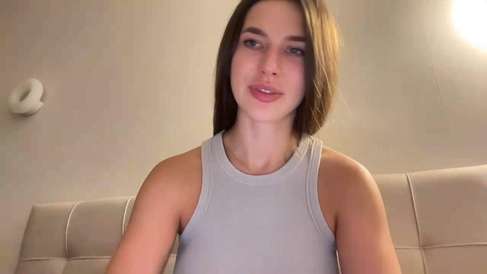 Gallery image thumbnail from kissfreeze's myfreecams stream on, 08/05/2026, 22:31 image 15 of 20