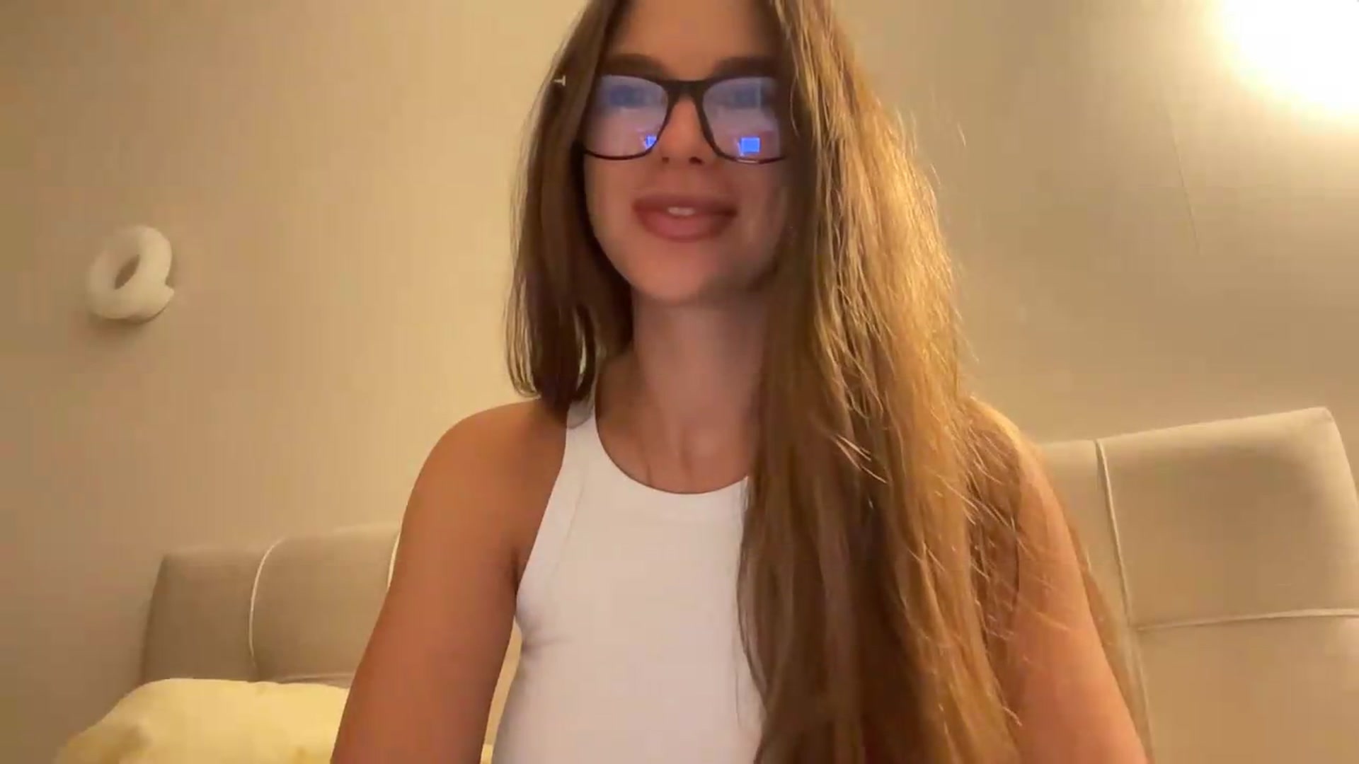 Gallery image thumbnail from kissfreeze's myfreecams stream on, 08/10/2026, 21:34 image 9 of 20