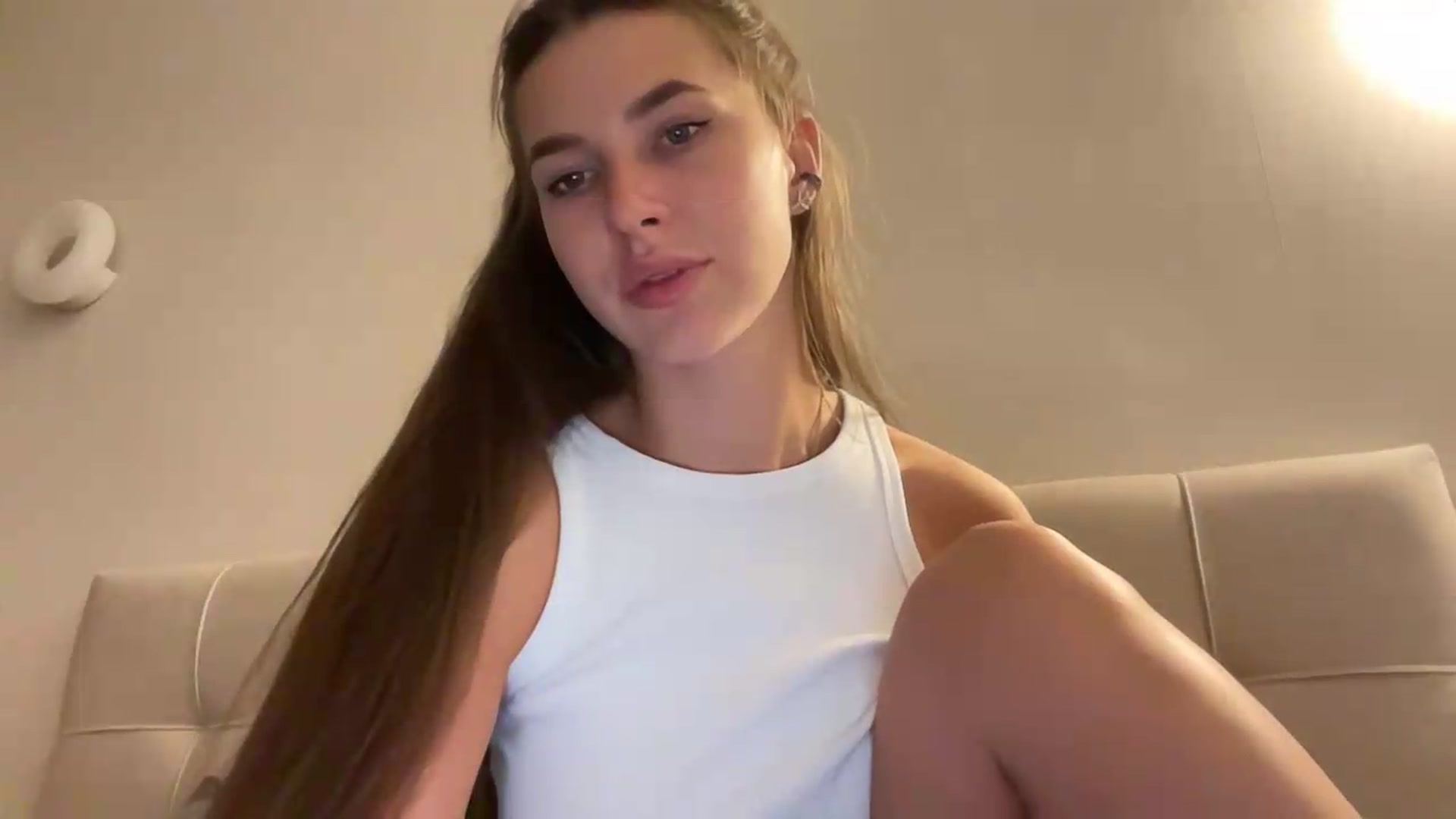 Gallery image thumbnail from kissfreeze's myfreecams stream on, 08/15/2026, 21:35 image 18 of 20