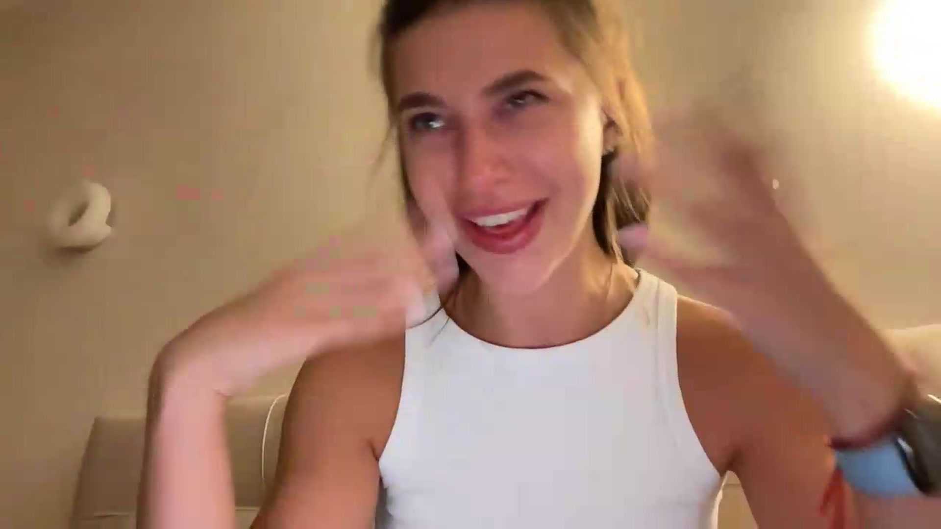 Gallery image thumbnail from kissfreeze's myfreecams stream on, 08/15/2026, 22:24 image 11 of 20