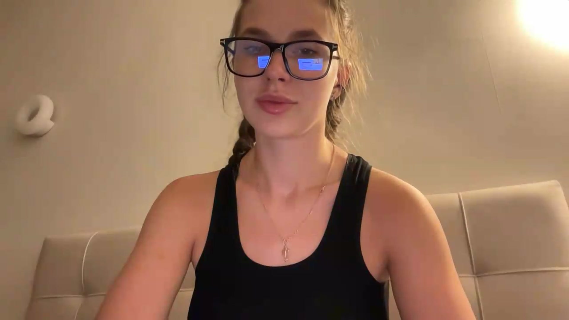 Gallery image thumbnail from kissfreeze's myfreecams stream on, 08/18/2026, 22:32 image 3 of 20